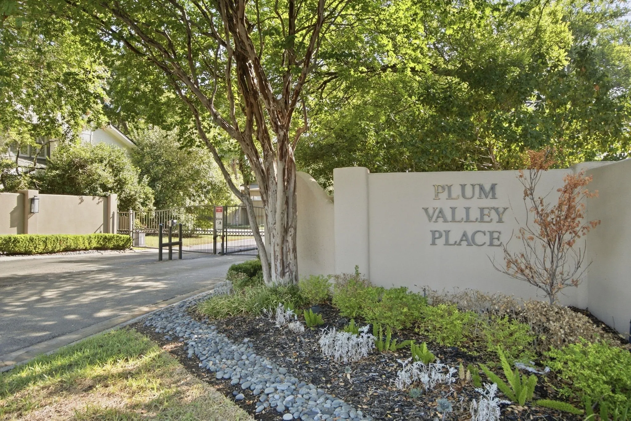 Condominium For Sale in Tarrant County , 6128 Plum Valley Place, Fort Worth, Texas 76116, 2 Bedroom, 3 Bathroom, 2 Garage spaces, 2,498 Sqft, built in 1976, mls#21388679, Real Estate Agent in Fort Worth, Homes For Sale in Tarrant county, Homes For Sale in Fort Worth, Realtor in Fort Worth Texas, Real Estate Brokerage Independent Realty Texas, Luminita Cordes Realtor
