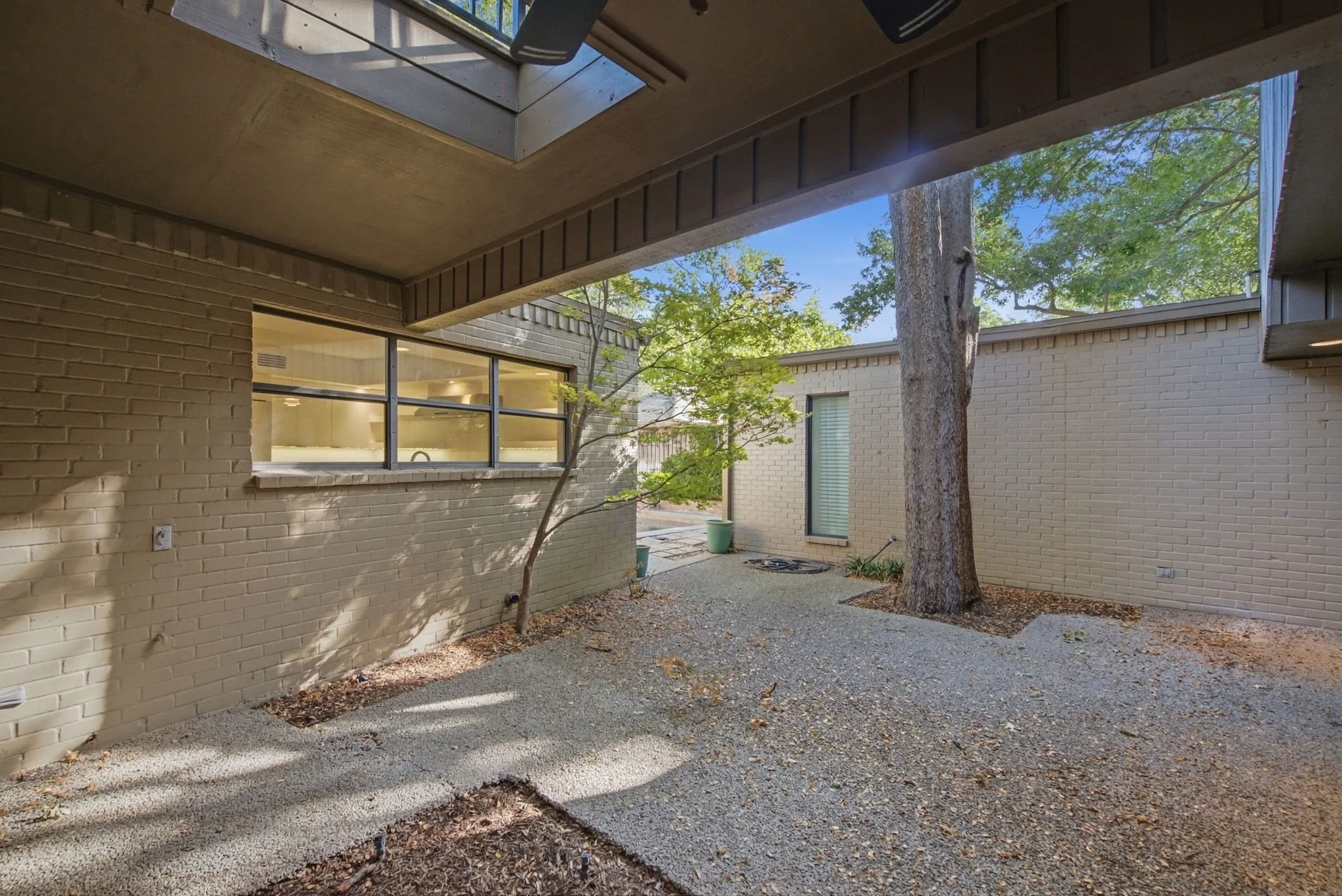 Condominium For Sale in Tarrant County , 6128 Plum Valley Place, Fort Worth, Texas 76116, 2 Bedroom, 3 Bathroom, 2 Garage spaces, 2,498 Sqft, built in 1976, mls#21388679, Real Estate Agent in Fort Worth, Homes For Sale in Tarrant county, Homes For Sale in Fort Worth, Realtor in Fort Worth Texas, Real Estate Brokerage Independent Realty Texas, Luminita Cordes Realtor