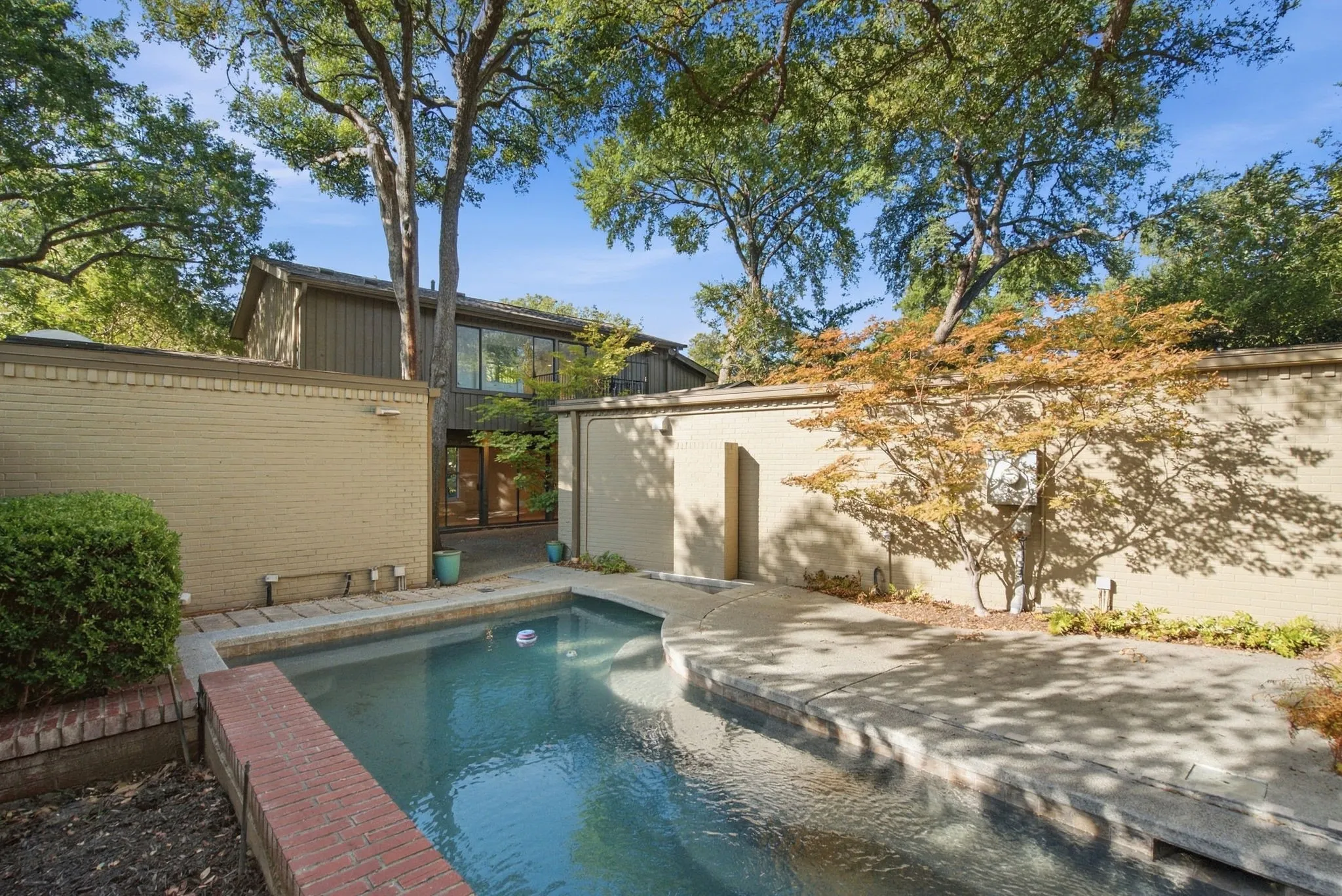 Condominium For Sale in Tarrant County , 6128 Plum Valley Place, Fort Worth, Texas 76116, 2 Bedroom, 3 Bathroom, 2 Garage spaces, 2,498 Sqft, built in 1976, mls#21388679, Real Estate Agent in Fort Worth, Homes For Sale in Tarrant county, Homes For Sale in Fort Worth, Realtor in Fort Worth Texas, Real Estate Brokerage Independent Realty Texas, Luminita Cordes Realtor