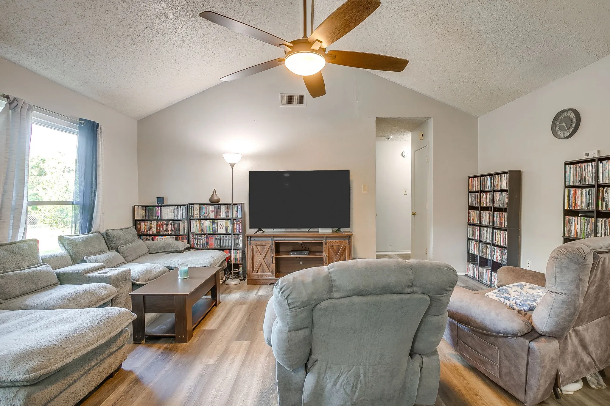 Single Family Residence For Sale in Johnson County , 1225 Sandstone Drive, Cleburne, Texas 76033, 3 Bedroom, 2 Bathroom, 2 Garage spaces, 1,307 Sqft, built in 1988, mls#21389758, Real Estate Agent in Cleburne, Homes For Sale in Johnson county, Homes For Sale in Cleburne, Realtor in Cleburne Texas, Real Estate Brokerage Independent Realty Texas, Luminita Cordes Realtor