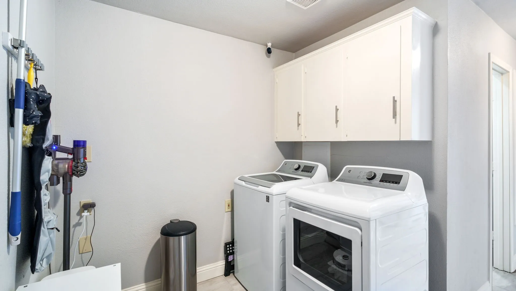 Single Family Residence For Sale in Dallas County , 7402 Bluefield Drive, Dallas, Texas 75248, 4 Bedroom, 3 Bathroom, 2 Garage spaces, 2,667 Sqft, built in 1973, mls#21385943, Real Estate Agent in Dallas, Homes For Sale in Dallas county, Homes For Sale in Dallas, Realtor in Dallas Texas, Real Estate Brokerage Independent Realty Texas, Luminita Cordes Realtor
