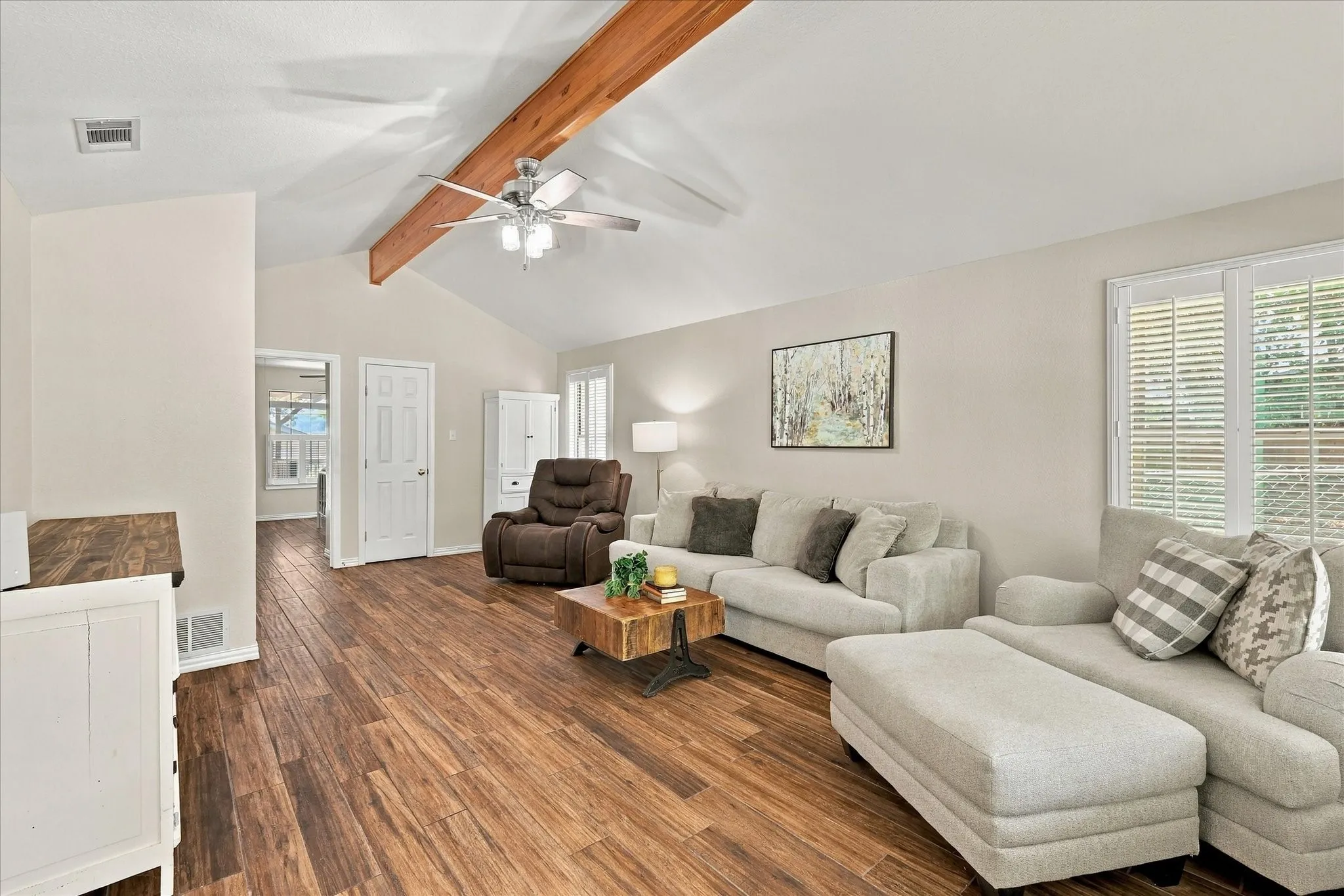 Single Family Residence For Sale in Parker County , 1231 E Lake Drive, Weatherford, Texas 76087, 2 Bedroom, 1 Bathroom, 1 Garage spaces, 953 Sqft, built in 2002, mls#21389034, Real Estate Agent in Weatherford, Homes For Sale in Parker county, Homes For Sale in Weatherford, Realtor in Weatherford Texas, Real Estate Brokerage Independent Realty Texas, Luminita Cordes Realtor