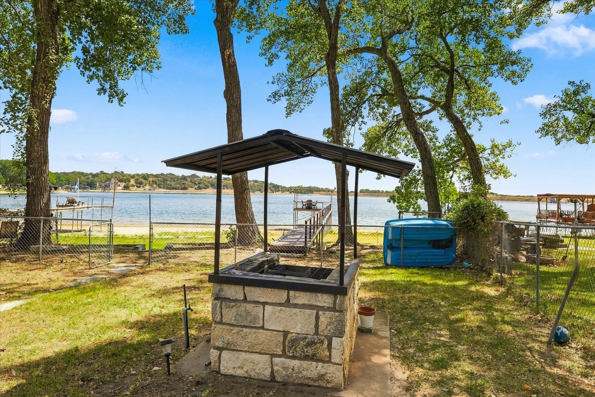 Single Family Residence For Sale in Parker County , 1231 E Lake Drive, Weatherford, Texas 76087, 2 Bedroom, 1 Bathroom, 1 Garage spaces, 953 Sqft, built in 2002, mls#21389034, Real Estate Agent in Weatherford, Homes For Sale in Parker county, Homes For Sale in Weatherford, Realtor in Weatherford Texas, Real Estate Brokerage Independent Realty Texas, Luminita Cordes Realtor