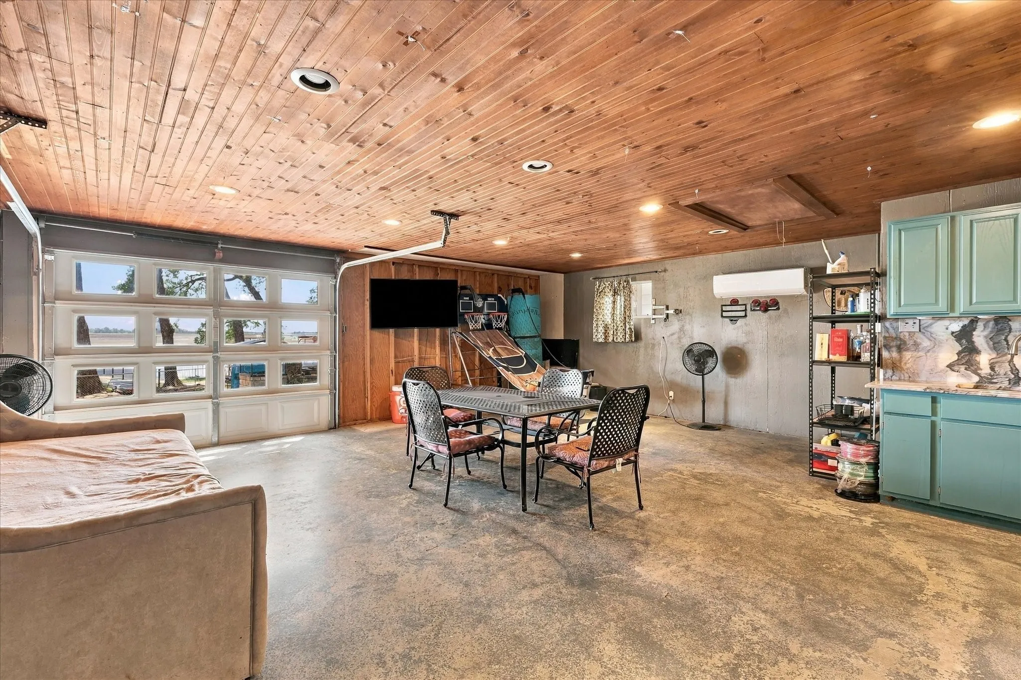 Single Family Residence For Sale in Parker County , 1231 E Lake Drive, Weatherford, Texas 76087, 2 Bedroom, 1 Bathroom, 1 Garage spaces, 953 Sqft, built in 2002, mls#21389034, Real Estate Agent in Weatherford, Homes For Sale in Parker county, Homes For Sale in Weatherford, Realtor in Weatherford Texas, Real Estate Brokerage Independent Realty Texas, Luminita Cordes Realtor