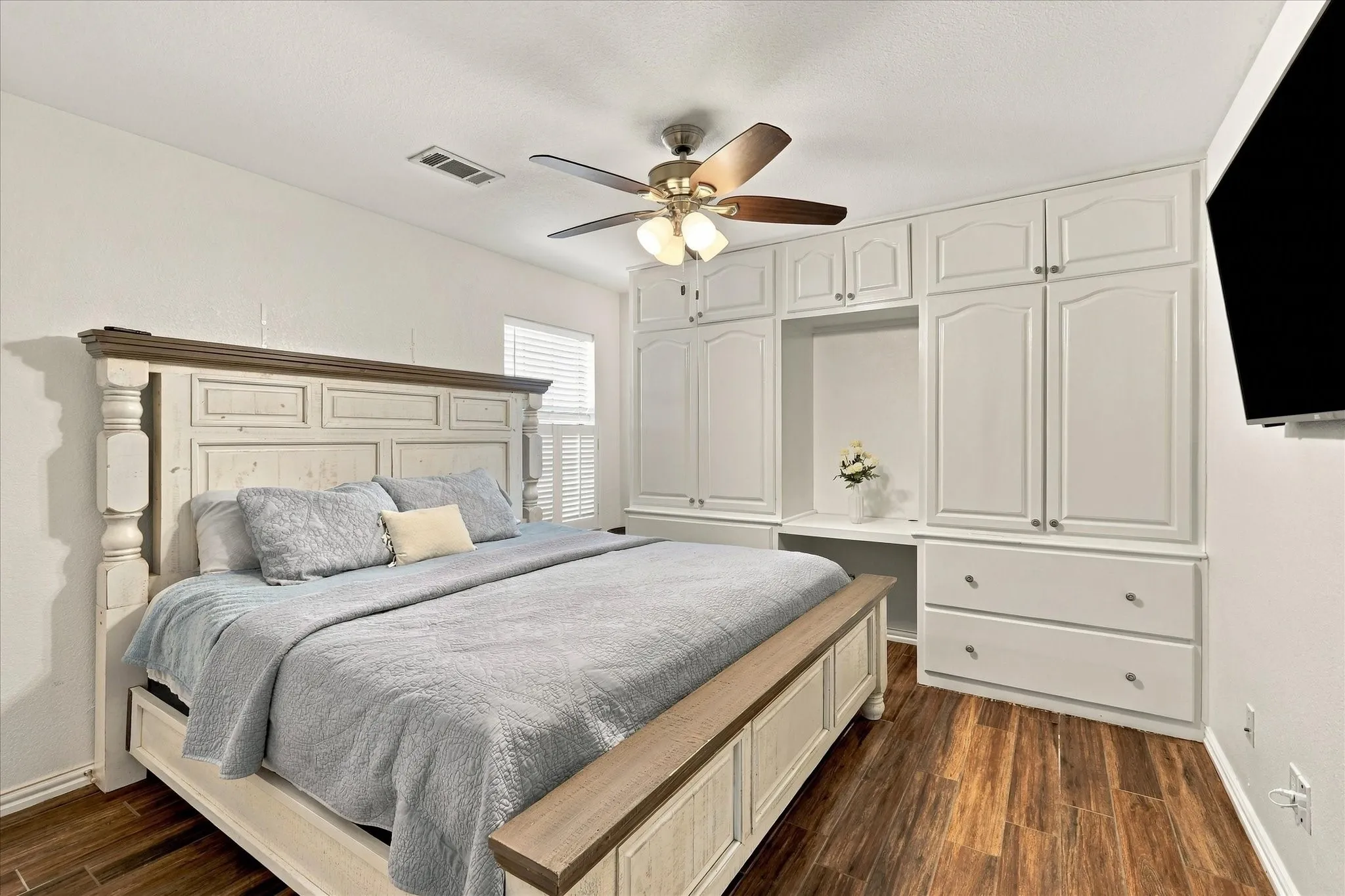 Single Family Residence For Sale in Parker County , 1231 E Lake Drive, Weatherford, Texas 76087, 2 Bedroom, 1 Bathroom, 1 Garage spaces, 953 Sqft, built in 2002, mls#21389034, Real Estate Agent in Weatherford, Homes For Sale in Parker county, Homes For Sale in Weatherford, Realtor in Weatherford Texas, Real Estate Brokerage Independent Realty Texas, Luminita Cordes Realtor