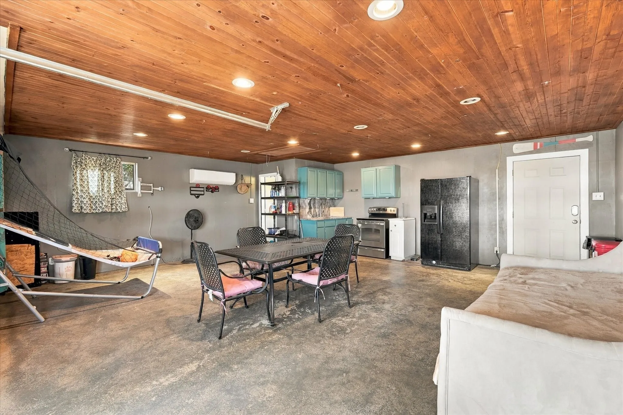 Single Family Residence For Sale in Parker County , 1231 E Lake Drive, Weatherford, Texas 76087, 2 Bedroom, 1 Bathroom, 1 Garage spaces, 953 Sqft, built in 2002, mls#21389034, Real Estate Agent in Weatherford, Homes For Sale in Parker county, Homes For Sale in Weatherford, Realtor in Weatherford Texas, Real Estate Brokerage Independent Realty Texas, Luminita Cordes Realtor