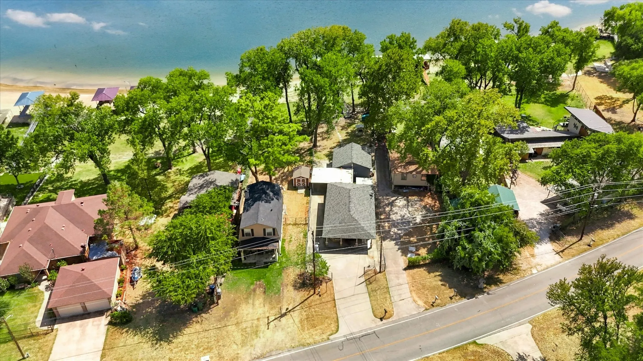 Single Family Residence For Sale in Parker County , 1231 E Lake Drive, Weatherford, Texas 76087, 2 Bedroom, 1 Bathroom, 1 Garage spaces, 953 Sqft, built in 2002, mls#21389034, Real Estate Agent in Weatherford, Homes For Sale in Parker county, Homes For Sale in Weatherford, Realtor in Weatherford Texas, Real Estate Brokerage Independent Realty Texas, Luminita Cordes Realtor