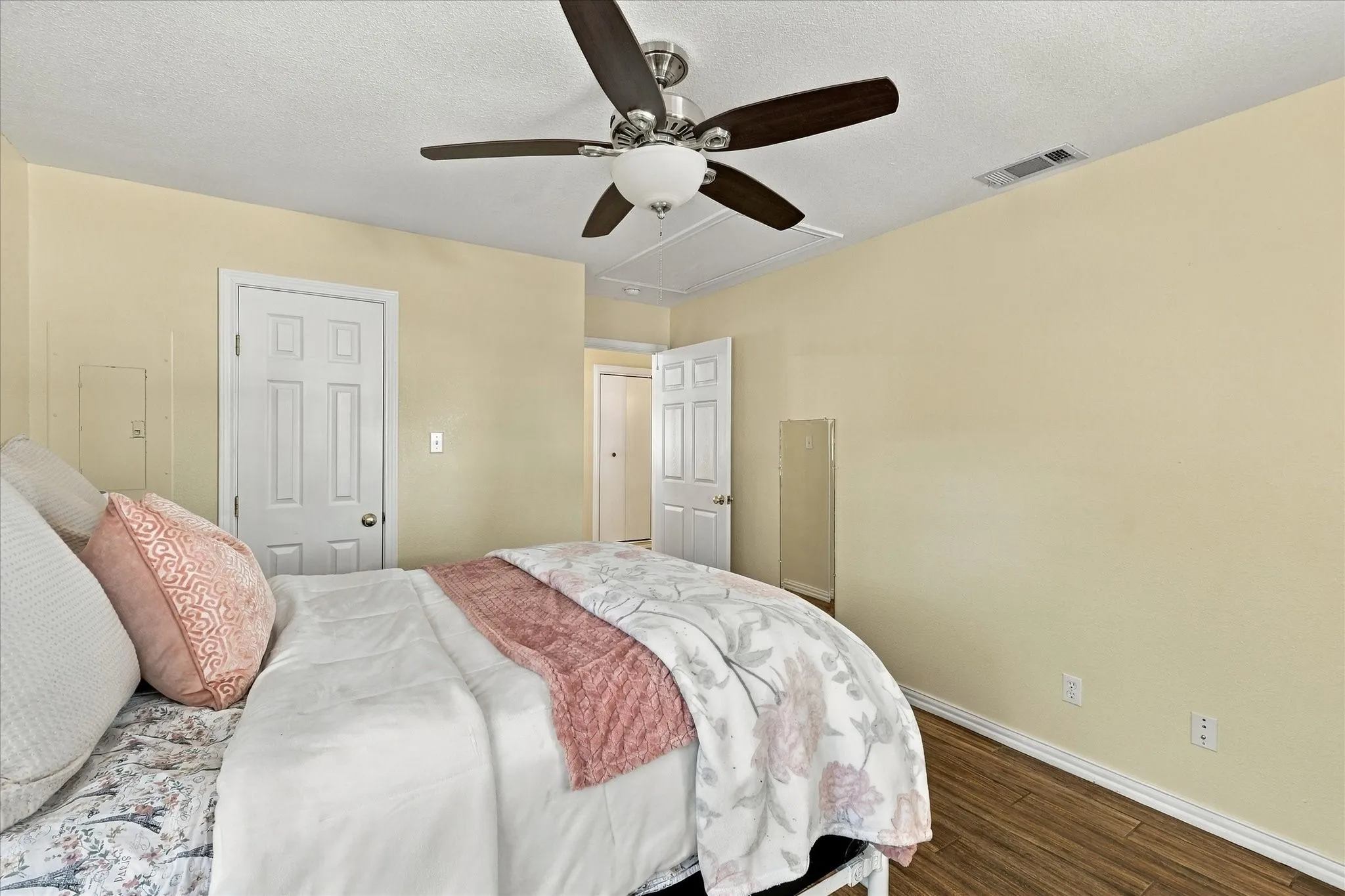 Single Family Residence For Sale in Parker County , 1231 E Lake Drive, Weatherford, Texas 76087, 2 Bedroom, 1 Bathroom, 1 Garage spaces, 953 Sqft, built in 2002, mls#21389034, Real Estate Agent in Weatherford, Homes For Sale in Parker county, Homes For Sale in Weatherford, Realtor in Weatherford Texas, Real Estate Brokerage Independent Realty Texas, Luminita Cordes Realtor