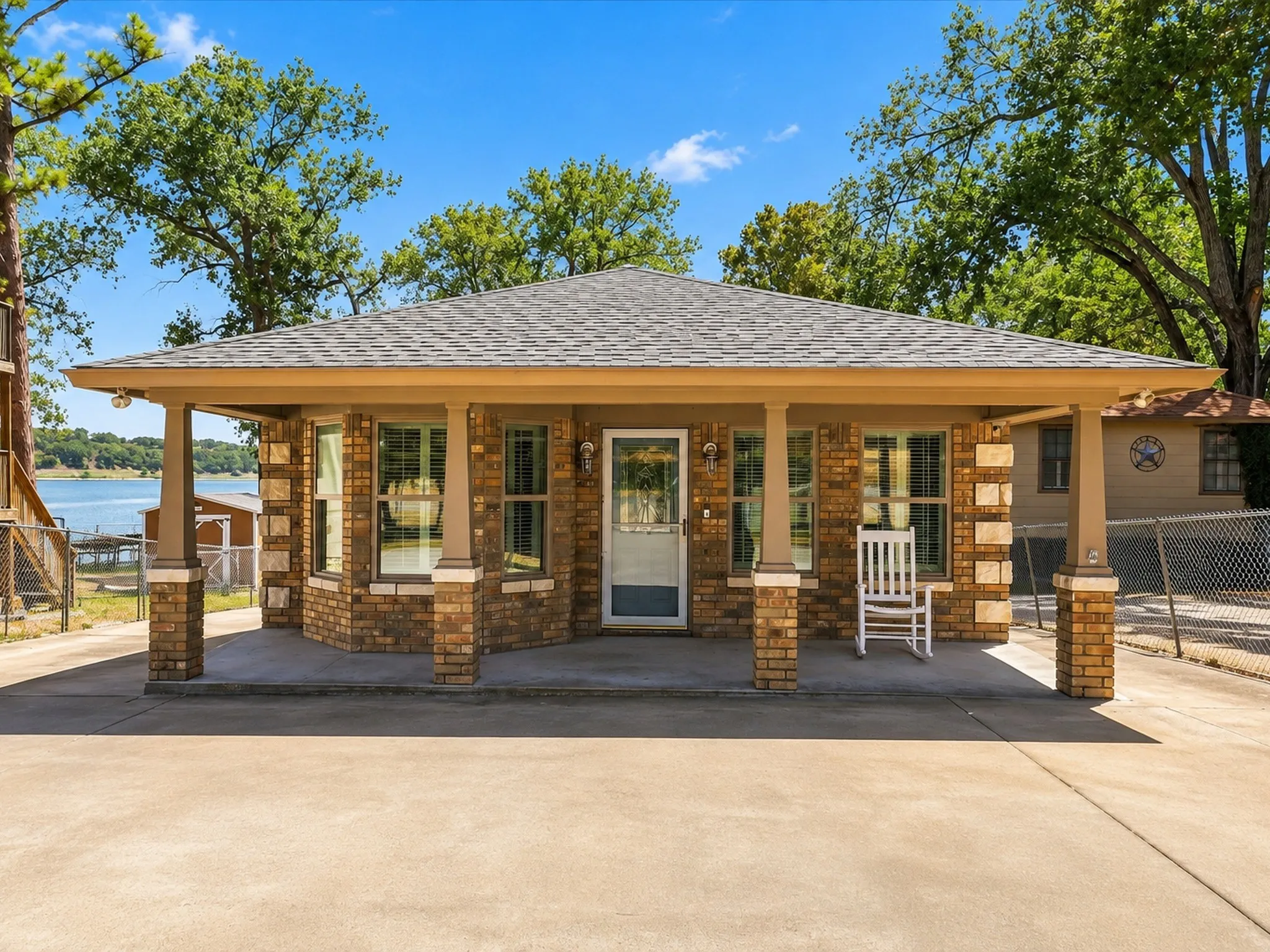 Single Family Residence For Sale in Parker County , 1231 E Lake Drive, Weatherford, Texas 76087, 2 Bedroom, 1 Bathroom, 1 Garage spaces, 953 Sqft, built in 2002, mls#21389034, Real Estate Agent in Weatherford, Homes For Sale in Parker county, Homes For Sale in Weatherford, Realtor in Weatherford Texas, Real Estate Brokerage Independent Realty Texas, Luminita Cordes Realtor