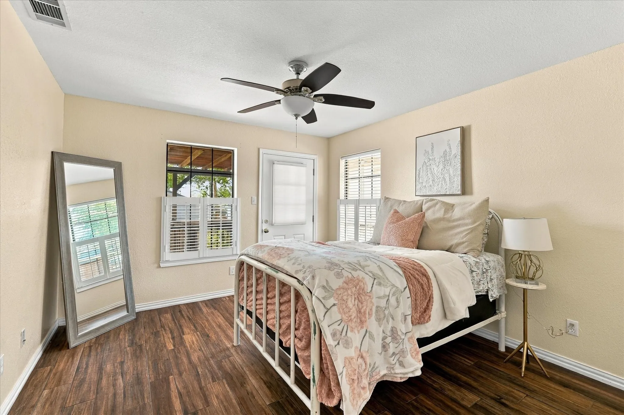 Single Family Residence For Sale in Parker County , 1231 E Lake Drive, Weatherford, Texas 76087, 2 Bedroom, 1 Bathroom, 1 Garage spaces, 953 Sqft, built in 2002, mls#21389034, Real Estate Agent in Weatherford, Homes For Sale in Parker county, Homes For Sale in Weatherford, Realtor in Weatherford Texas, Real Estate Brokerage Independent Realty Texas, Luminita Cordes Realtor