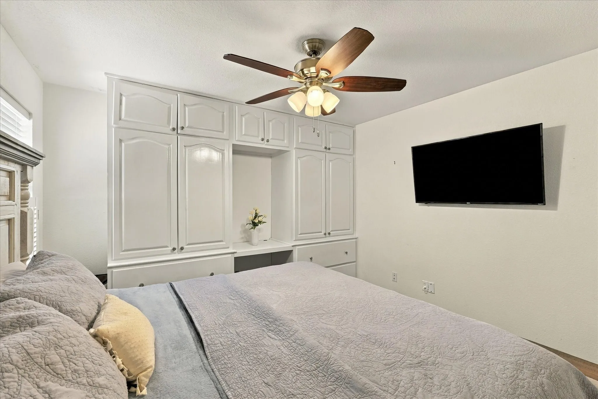 Single Family Residence For Sale in Parker County , 1231 E Lake Drive, Weatherford, Texas 76087, 2 Bedroom, 1 Bathroom, 1 Garage spaces, 953 Sqft, built in 2002, mls#21389034, Real Estate Agent in Weatherford, Homes For Sale in Parker county, Homes For Sale in Weatherford, Realtor in Weatherford Texas, Real Estate Brokerage Independent Realty Texas, Luminita Cordes Realtor