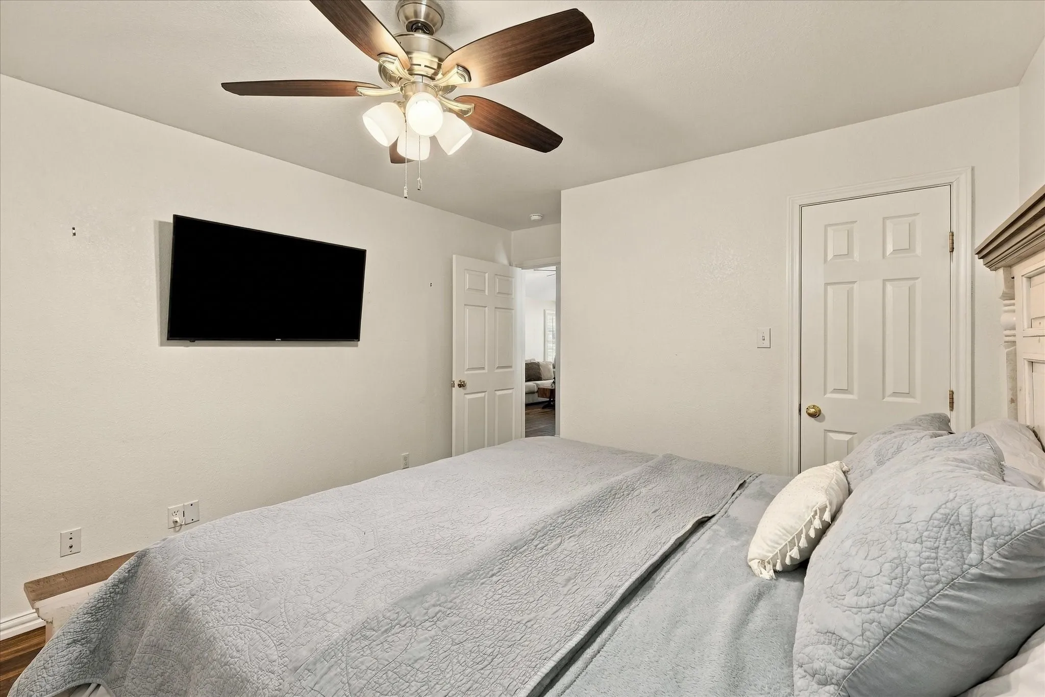 Single Family Residence For Sale in Parker County , 1231 E Lake Drive, Weatherford, Texas 76087, 2 Bedroom, 1 Bathroom, 1 Garage spaces, 953 Sqft, built in 2002, mls#21389034, Real Estate Agent in Weatherford, Homes For Sale in Parker county, Homes For Sale in Weatherford, Realtor in Weatherford Texas, Real Estate Brokerage Independent Realty Texas, Luminita Cordes Realtor