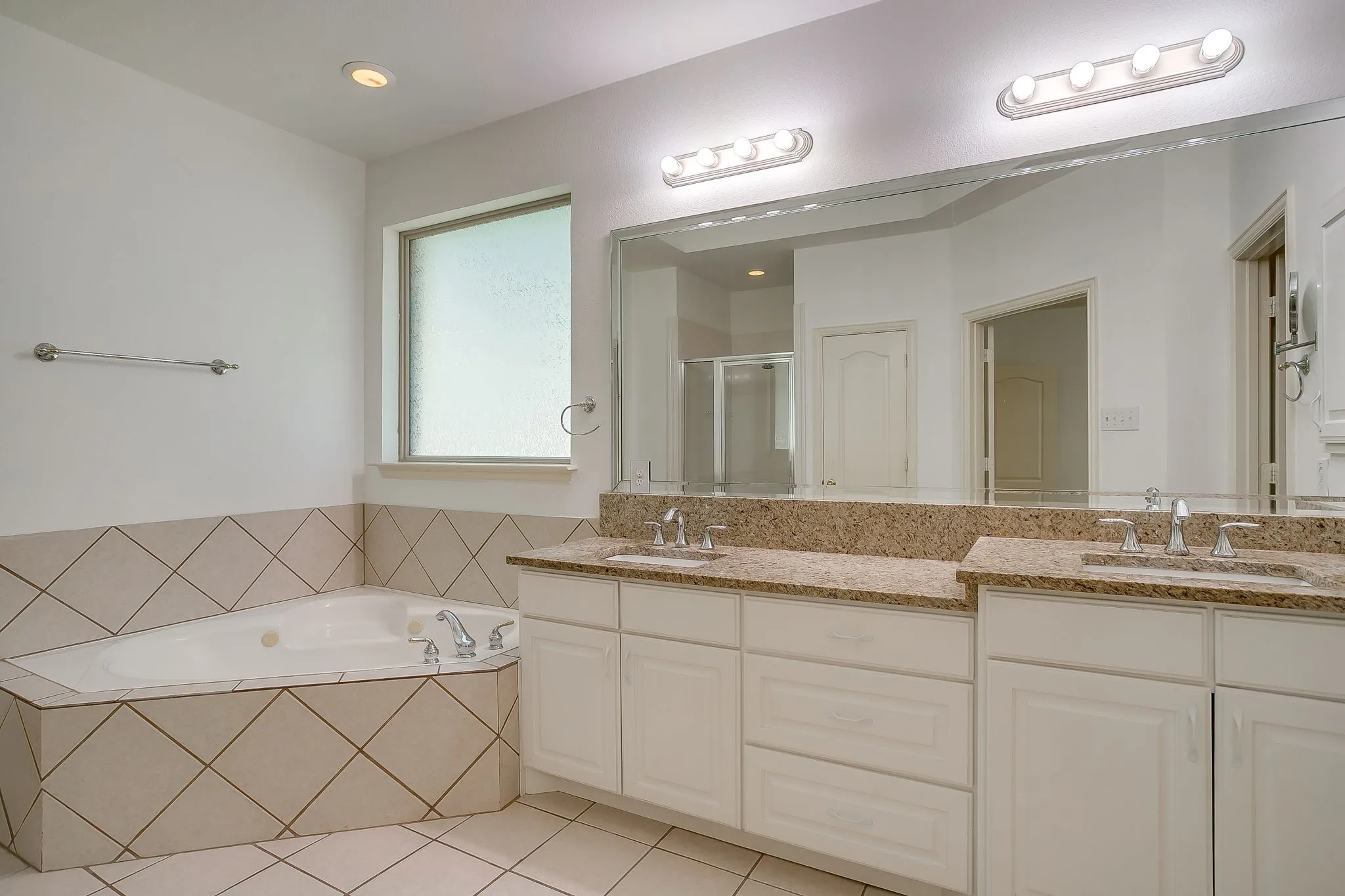 Single Family Residence For Sale in Denton County , 8101 Rodeo Drive, Denton, Texas 76208, 4 Bedroom, 3 Bathroom, 3 Garage spaces, 2,642 Sqft, built in 2001, mls#21385905, Real Estate Agent in Denton, Homes For Sale in Denton county, Homes For Sale in Denton, Realtor in Denton Texas, Real Estate Brokerage Independent Realty Texas, Luminita Cordes Realtor