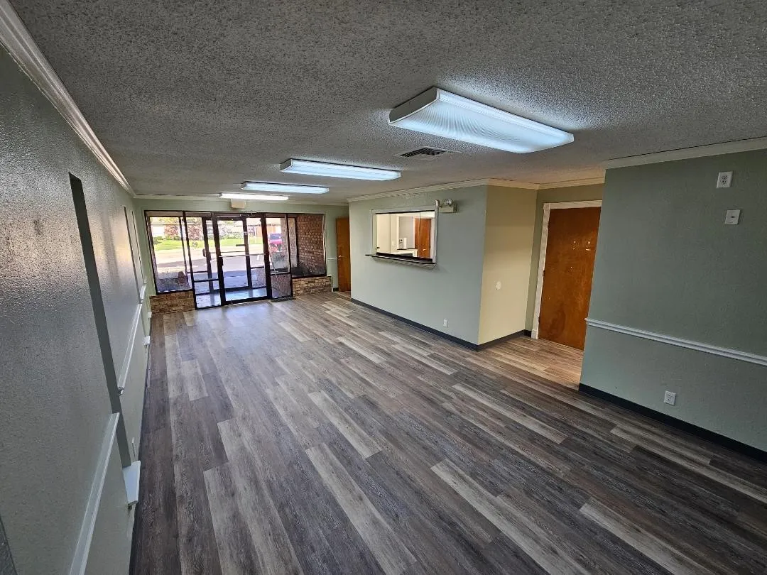 Entry with lobby and receptionists window