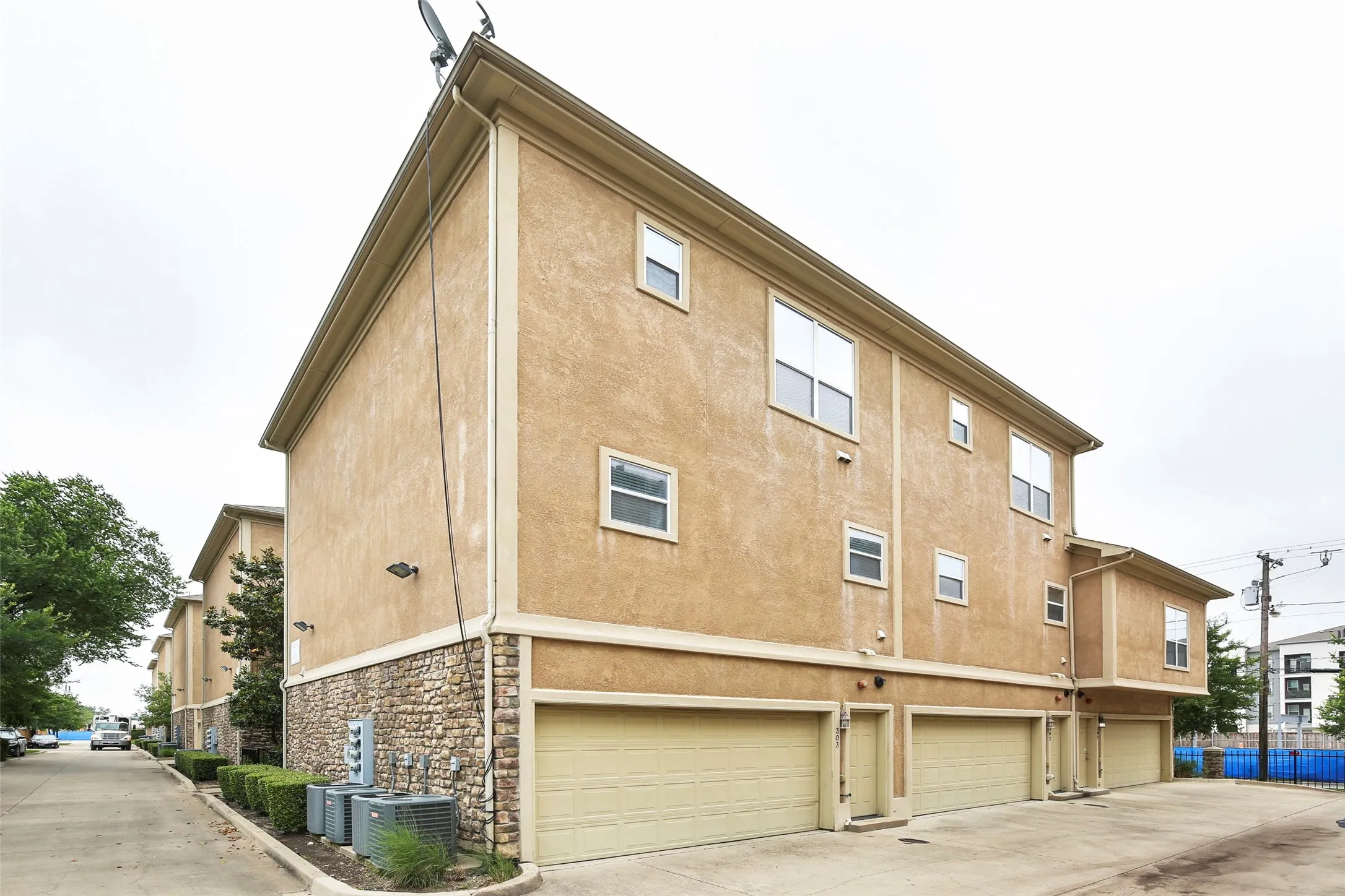 Condominium For Rent in Dallas County , 3119 Cedarplaza Lane 303, Dallas, Texas 75235, 3 Bedroom, 4 Bathroom, 2 Garage spaces, 1,771 Sqft, built in 2006, mls#21389772, Real Estate Agent in Dallas, Homes For Rent in Dallas county, Homes For Rent in Dallas, Realtor in Dallas Texas, Real Estate Brokerage Independent Realty Texas, Luminita Cordes Realtor