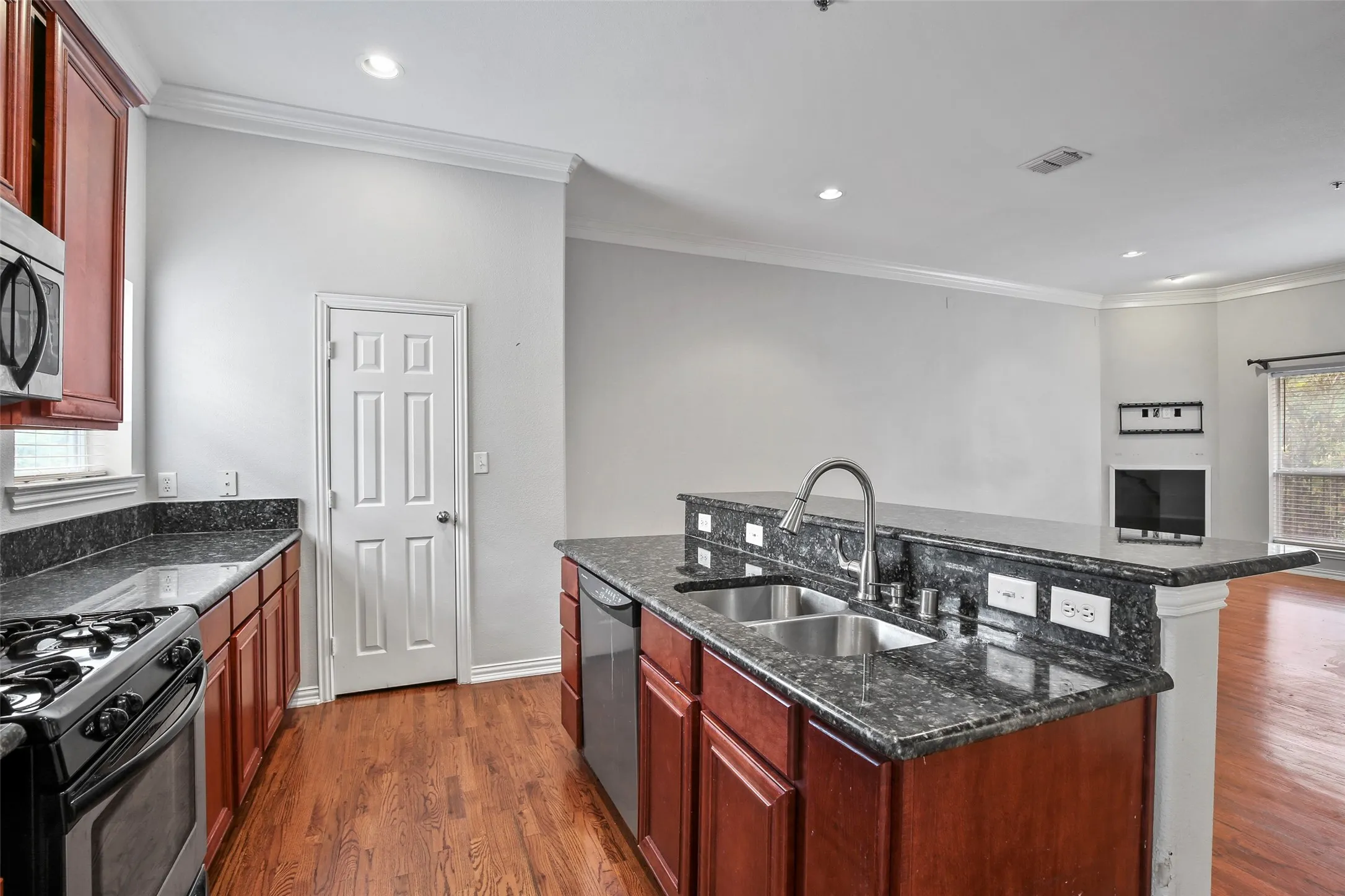 Condominium For Rent in Dallas County , 3119 Cedarplaza Lane 303, Dallas, Texas 75235, 3 Bedroom, 4 Bathroom, 2 Garage spaces, 1,771 Sqft, built in 2006, mls#21389772, Real Estate Agent in Dallas, Homes For Rent in Dallas county, Homes For Rent in Dallas, Realtor in Dallas Texas, Real Estate Brokerage Independent Realty Texas, Luminita Cordes Realtor