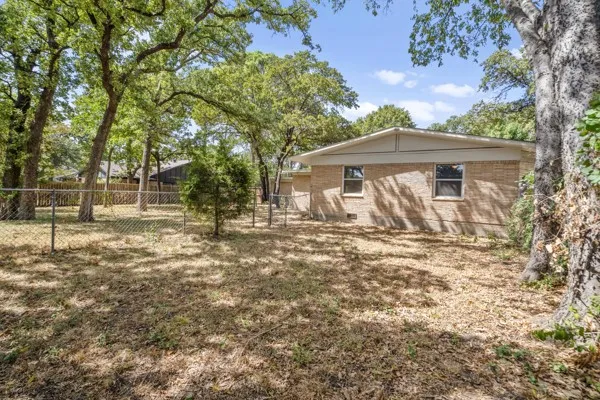Single Family Residence For Sale in Denton County , 2514 Sherwood Street, Denton, Texas 76209, 3 Bedroom, 2 Bathroom, Garage spaces, 1,400 Sqft, built in 1965, mls#21389493, Real Estate Agent in Denton, Homes For Sale in Denton county, Homes For Sale in Denton, Realtor in Denton Texas, Real Estate Brokerage Independent Realty Texas, Luminita Cordes Realtor