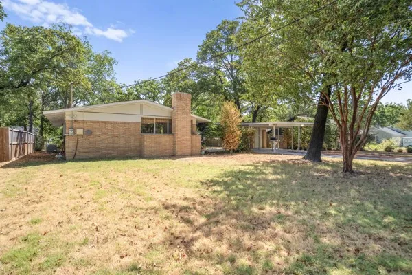 Single Family Residence For Sale in Denton County , 2514 Sherwood Street, Denton, Texas 76209, 3 Bedroom, 2 Bathroom, Garage spaces, 1,400 Sqft, built in 1965, mls#21389493, Real Estate Agent in Denton, Homes For Sale in Denton county, Homes For Sale in Denton, Realtor in Denton Texas, Real Estate Brokerage Independent Realty Texas, Luminita Cordes Realtor