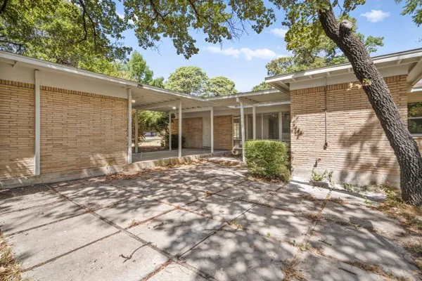 Single Family Residence For Sale in Denton County , 2514 Sherwood Street, Denton, Texas 76209, 3 Bedroom, 2 Bathroom, Garage spaces, 1,400 Sqft, built in 1965, mls#21389493, Real Estate Agent in Denton, Homes For Sale in Denton county, Homes For Sale in Denton, Realtor in Denton Texas, Real Estate Brokerage Independent Realty Texas, Luminita Cordes Realtor