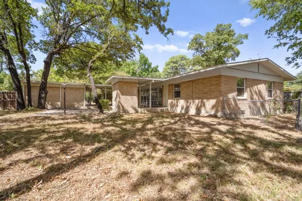 Single Family Residence For Sale in Denton County , 2514 Sherwood Street, Denton, Texas 76209, 3 Bedroom, 2 Bathroom, Garage spaces, 1,400 Sqft, built in 1965, mls#21389493, Real Estate Agent in Denton, Homes For Sale in Denton county, Homes For Sale in Denton, Realtor in Denton Texas, Real Estate Brokerage Independent Realty Texas, Luminita Cordes Realtor