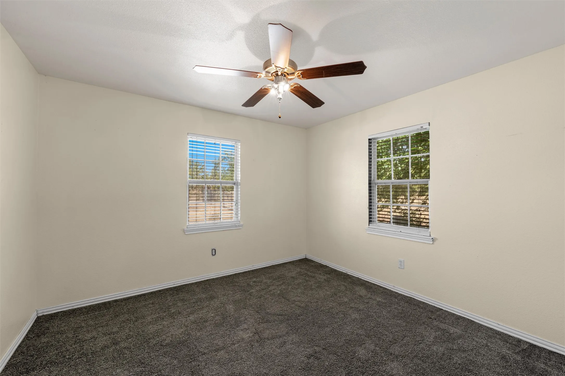 Single Family Residence For Sale in Coryell County , 3370 County Road 303, Oglesby, Texas 76561, 3 Bedroom, 2 Bathroom, Garage spaces, 1,172 Sqft, built in 1985, mls#21389743, Real Estate Agent in Oglesby, Homes For Sale in Coryell county, Homes For Sale in Oglesby, Realtor in Oglesby Texas, Real Estate Brokerage Independent Realty Texas, Luminita Cordes Realtor
