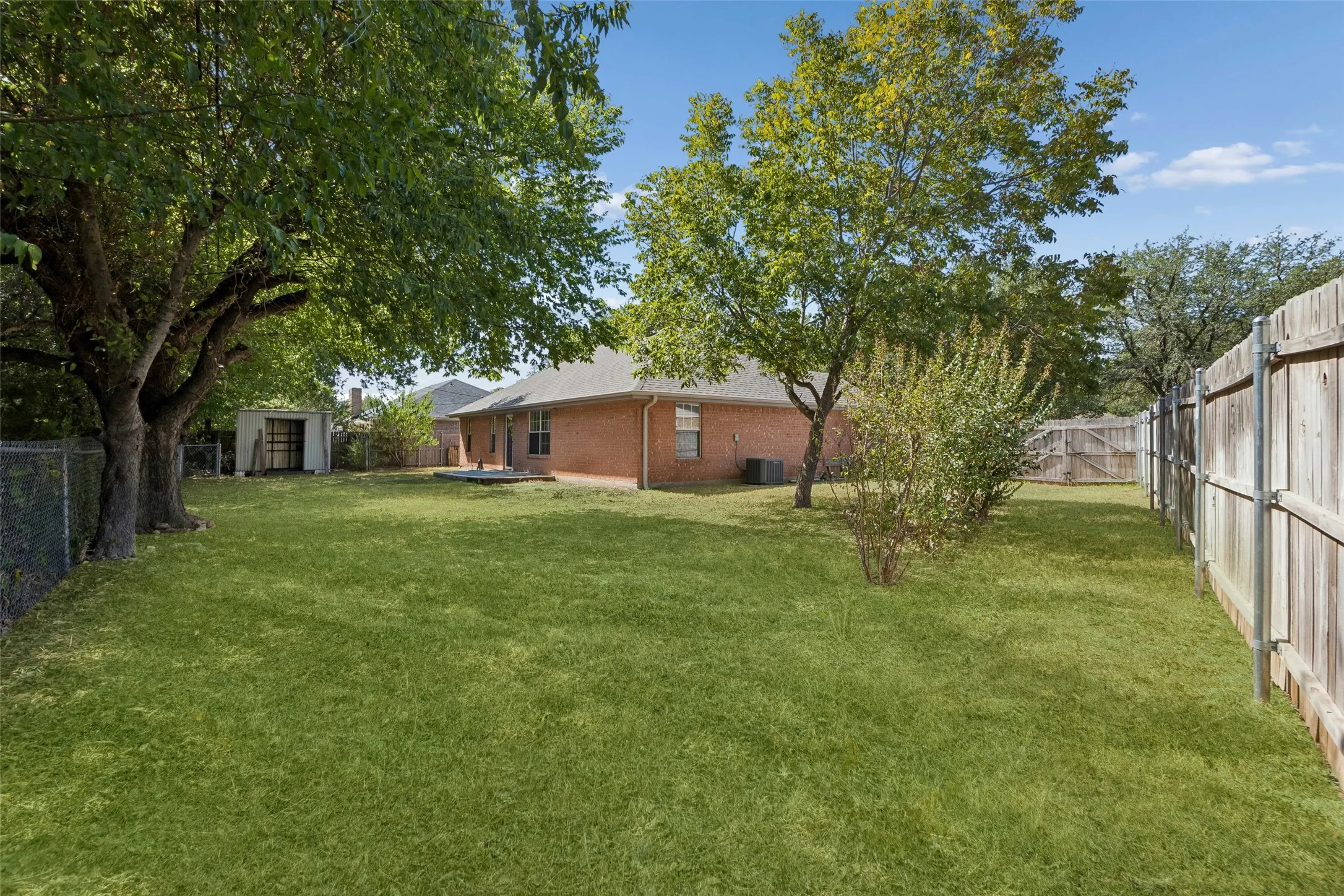 Single Family Residence For Sale in Johnson County , 1301 Clearfield Drive, Cleburne, Texas 76033, 3 Bedroom, 2 Bathroom, 2 Garage spaces, 1,296 Sqft, built in 1994, mls#21387415, Real Estate Agent in Cleburne, Homes For Sale in Johnson county, Homes For Sale in Cleburne, Realtor in Cleburne Texas, Real Estate Brokerage Independent Realty Texas, Luminita Cordes Realtor