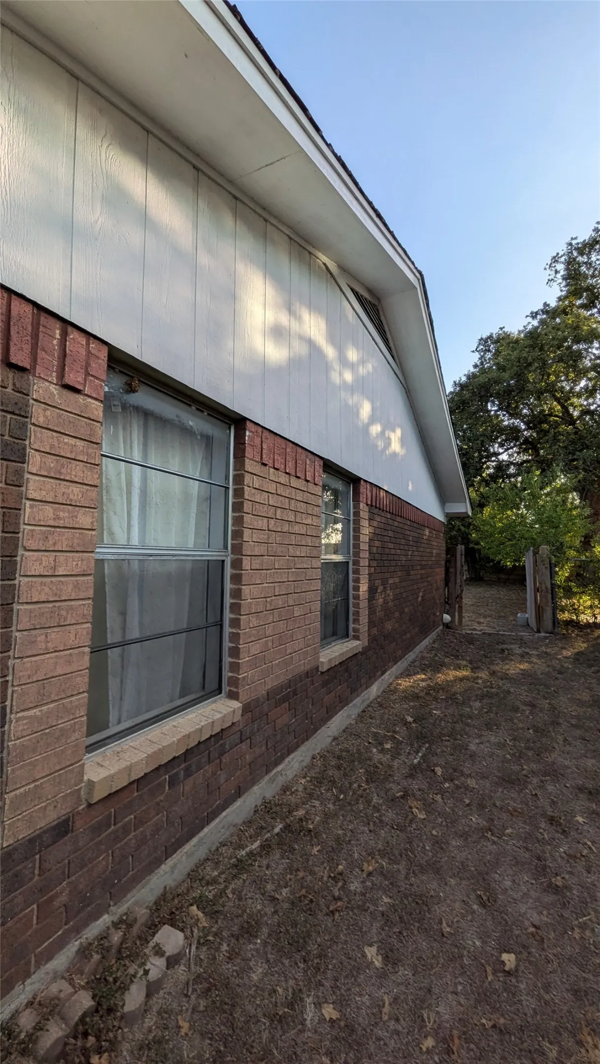 Single Family Residence For Sale in Mc Lennan County , 102 S Patricia Street, Lacy Lakeview, Texas 76705, 4 Bedroom, 2 Bathroom, Garage spaces, 1,902 Sqft, built in 1968, mls#21388971, Real Estate Agent in Lacy Lakeview, Homes For Sale in Mc Lennan county, Homes For Sale in Lacy Lakeview, Realtor in Lacy Lakeview Texas, Real Estate Brokerage Independent Realty Texas, Luminita Cordes Realtor