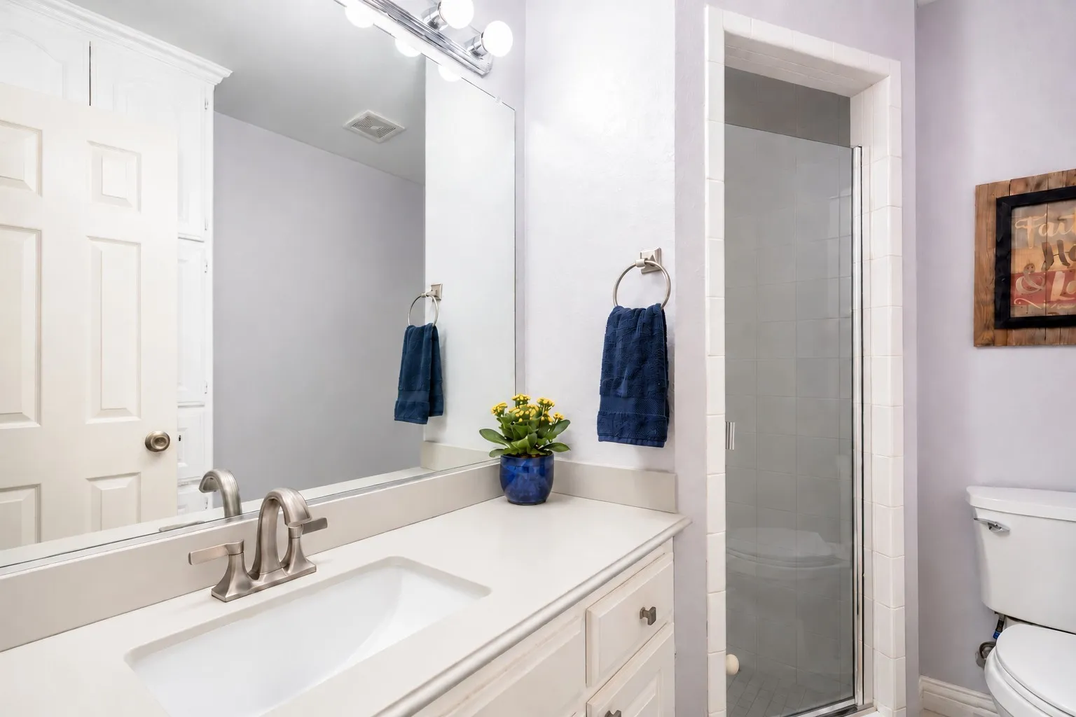Full bathroom for guests and/or 4th/5th bedroom