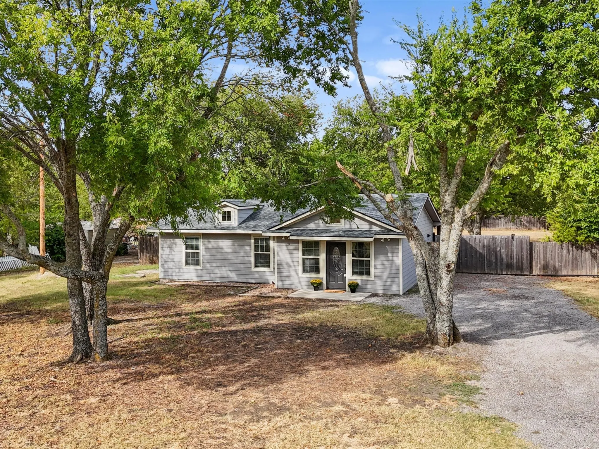 Single Family Residence For Sale in Fannin County , 1622 Fm 815, Trenton, Texas 75490, 3 Bedroom, 2 Bathroom, Garage spaces, 1,120 Sqft, built in 1983, mls#21389792, Real Estate Agent in Trenton, Homes For Sale in Fannin county, Homes For Sale in Trenton, Realtor in Trenton Texas, Real Estate Brokerage Independent Realty Texas, Luminita Cordes Realtor