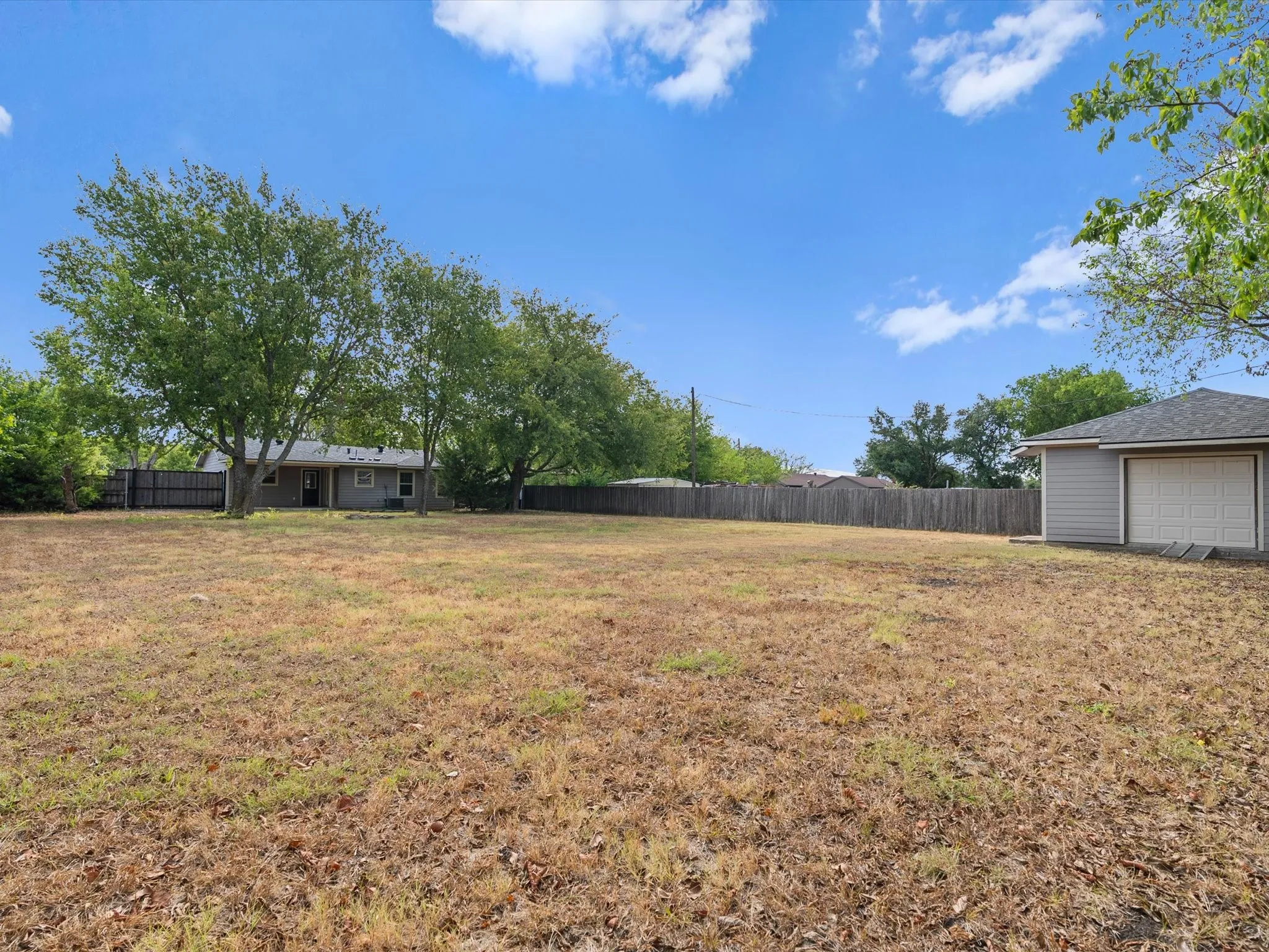 Single Family Residence For Sale in Fannin County , 1622 Fm 815, Trenton, Texas 75490, 3 Bedroom, 2 Bathroom, Garage spaces, 1,120 Sqft, built in 1983, mls#21389792, Real Estate Agent in Trenton, Homes For Sale in Fannin county, Homes For Sale in Trenton, Realtor in Trenton Texas, Real Estate Brokerage Independent Realty Texas, Luminita Cordes Realtor