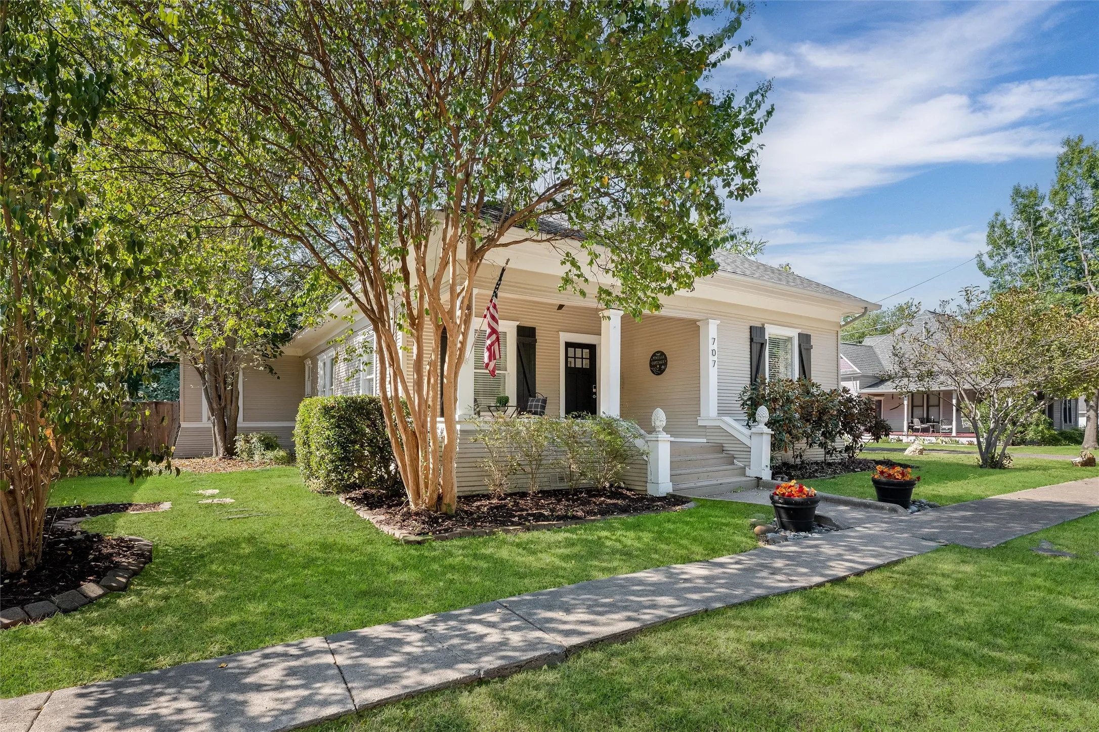 Single Family Residence For Sale in Collin County , 707 Tucker Street, Mc Kinney, Texas 75069, 3 Bedroom, 2 Bathroom, Garage spaces, 1,506 Sqft, built in 1925, mls#21389544, Real Estate Agent in Mc Kinney, Homes For Sale in Collin county, Homes For Sale in Mc Kinney, Realtor in Mc Kinney Texas, Real Estate Brokerage Independent Realty Texas, Luminita Cordes Realtor