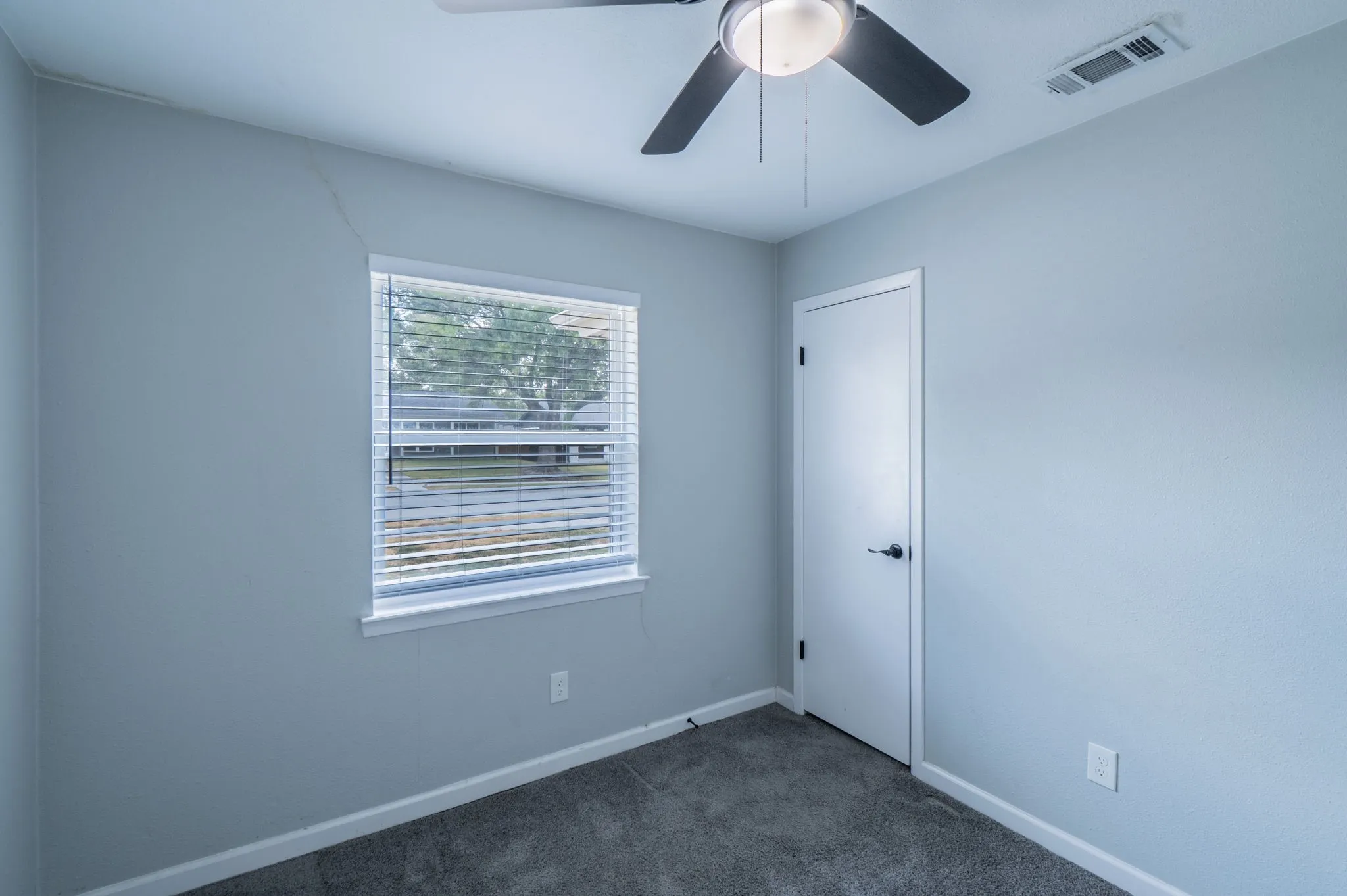 Single Family Residence For Sale in Dallas County , 1101 Tahoe Drive, Garland, Texas 75043, 3 Bedroom, 2 Bathroom, 1 Garage spaces, 1,257 Sqft, built in 1967, mls#21386511, Real Estate Agent in Garland, Homes For Sale in Dallas county, Homes For Sale in Garland, Realtor in Garland Texas, Real Estate Brokerage Independent Realty Texas, Luminita Cordes Realtor