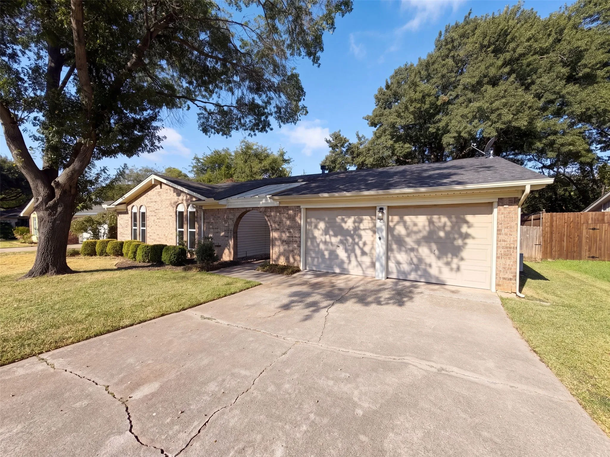 Single Family Residence For Sale in Tarrant County , 2209 Mountainview Drive, Hurst, Texas 76054, 3 Bedroom, 2 Bathroom, 2 Garage spaces, 1,521 Sqft, built in 1973, mls#21389797, Real Estate Agent in Hurst, Homes For Sale in Tarrant county, Homes For Sale in Hurst, Realtor in Hurst Texas, Real Estate Brokerage Independent Realty Texas, Luminita Cordes Realtor