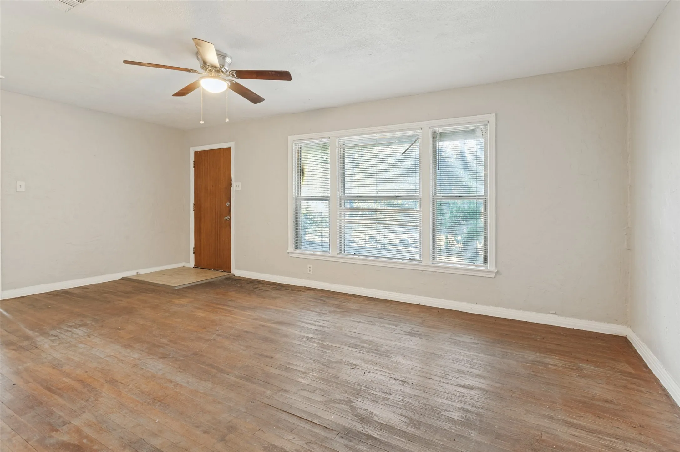 Single Family Residence For Sale in Dallas County , 2860 56th Street, Dallas, Texas 75241, 2 Bedroom, 1 Bathroom, 1 Garage spaces, 1,277 Sqft, built in 1940, mls#21389775, Real Estate Agent in Dallas, Homes For Sale in Dallas county, Homes For Sale in Dallas, Realtor in Dallas Texas, Real Estate Brokerage Independent Realty Texas, Luminita Cordes Realtor