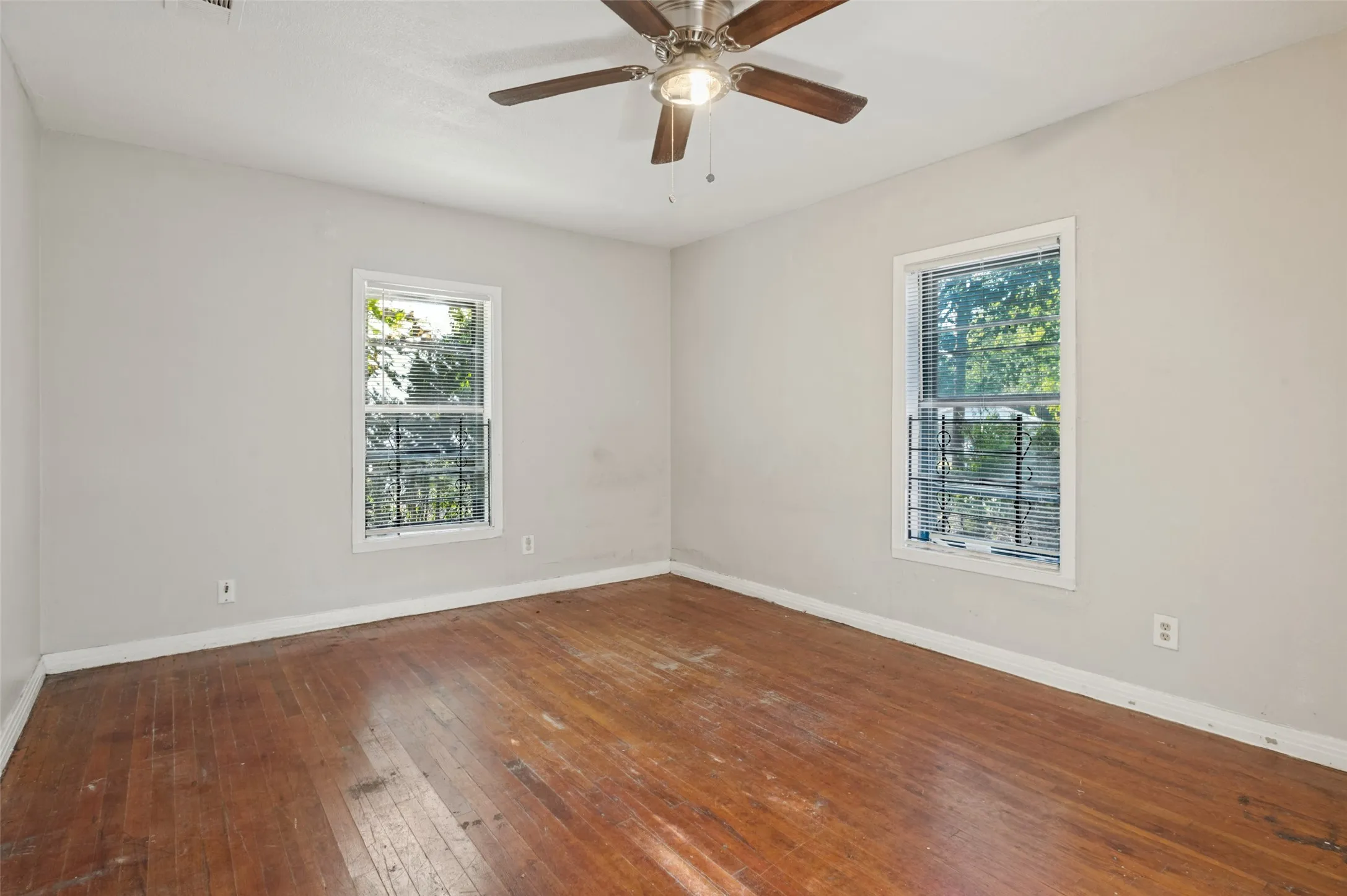 Single Family Residence For Sale in Dallas County , 2860 56th Street, Dallas, Texas 75241, 2 Bedroom, 1 Bathroom, 1 Garage spaces, 1,277 Sqft, built in 1940, mls#21389775, Real Estate Agent in Dallas, Homes For Sale in Dallas county, Homes For Sale in Dallas, Realtor in Dallas Texas, Real Estate Brokerage Independent Realty Texas, Luminita Cordes Realtor