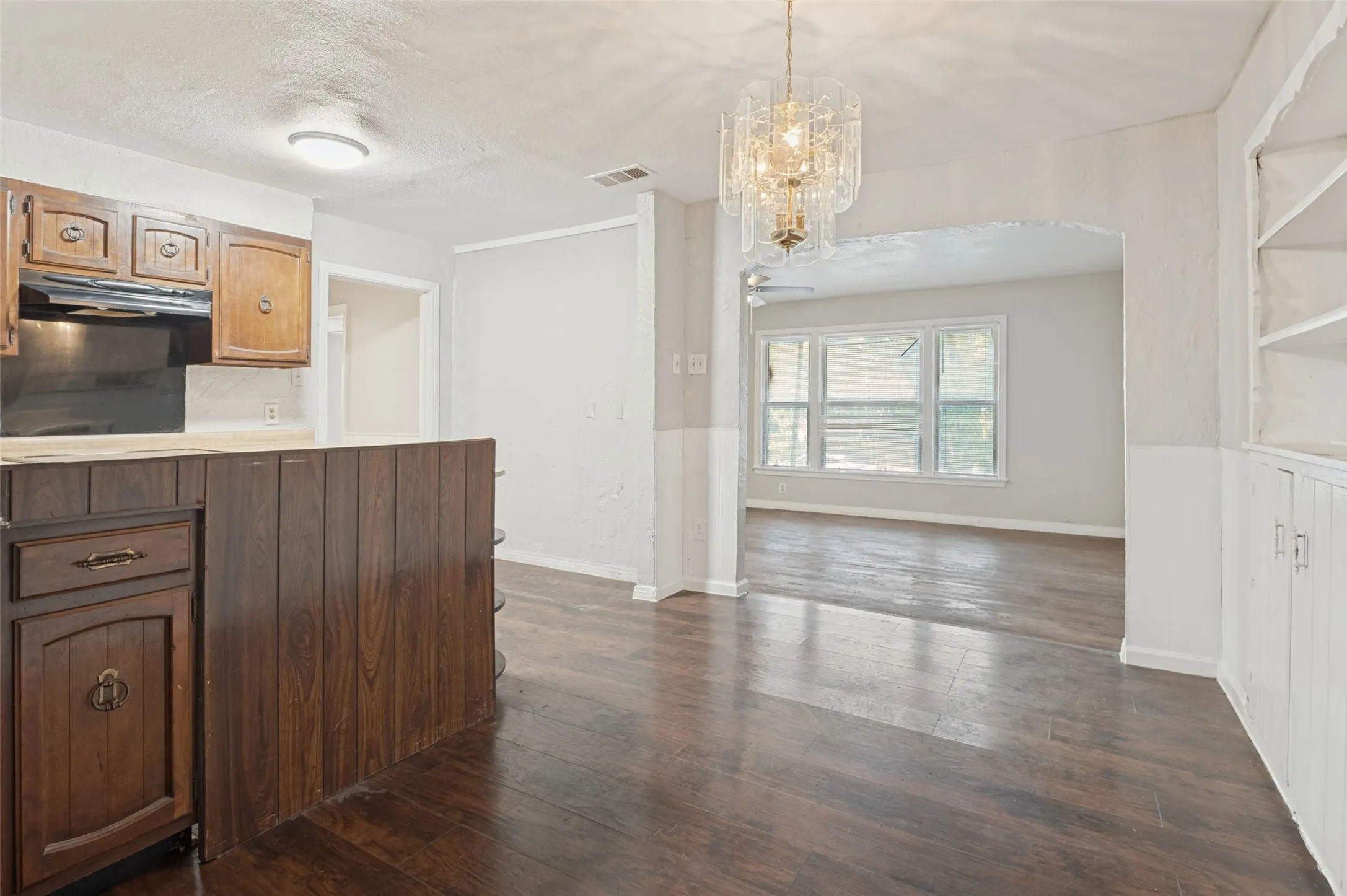 Single Family Residence For Sale in Dallas County , 2860 56th Street, Dallas, Texas 75241, 2 Bedroom, 1 Bathroom, 1 Garage spaces, 1,277 Sqft, built in 1940, mls#21389775, Real Estate Agent in Dallas, Homes For Sale in Dallas county, Homes For Sale in Dallas, Realtor in Dallas Texas, Real Estate Brokerage Independent Realty Texas, Luminita Cordes Realtor