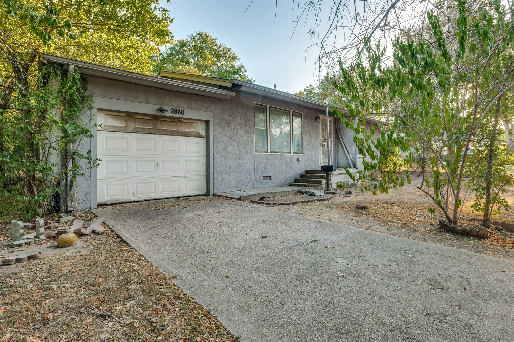 Single Family Residence For Sale in Dallas County , 2860 56th Street, Dallas, Texas 75241, 2 Bedroom, 1 Bathroom, 1 Garage spaces, 1,277 Sqft, built in 1940, mls#21389775, Real Estate Agent in Dallas, Homes For Sale in Dallas county, Homes For Sale in Dallas, Realtor in Dallas Texas, Real Estate Brokerage Independent Realty Texas, Luminita Cordes Realtor