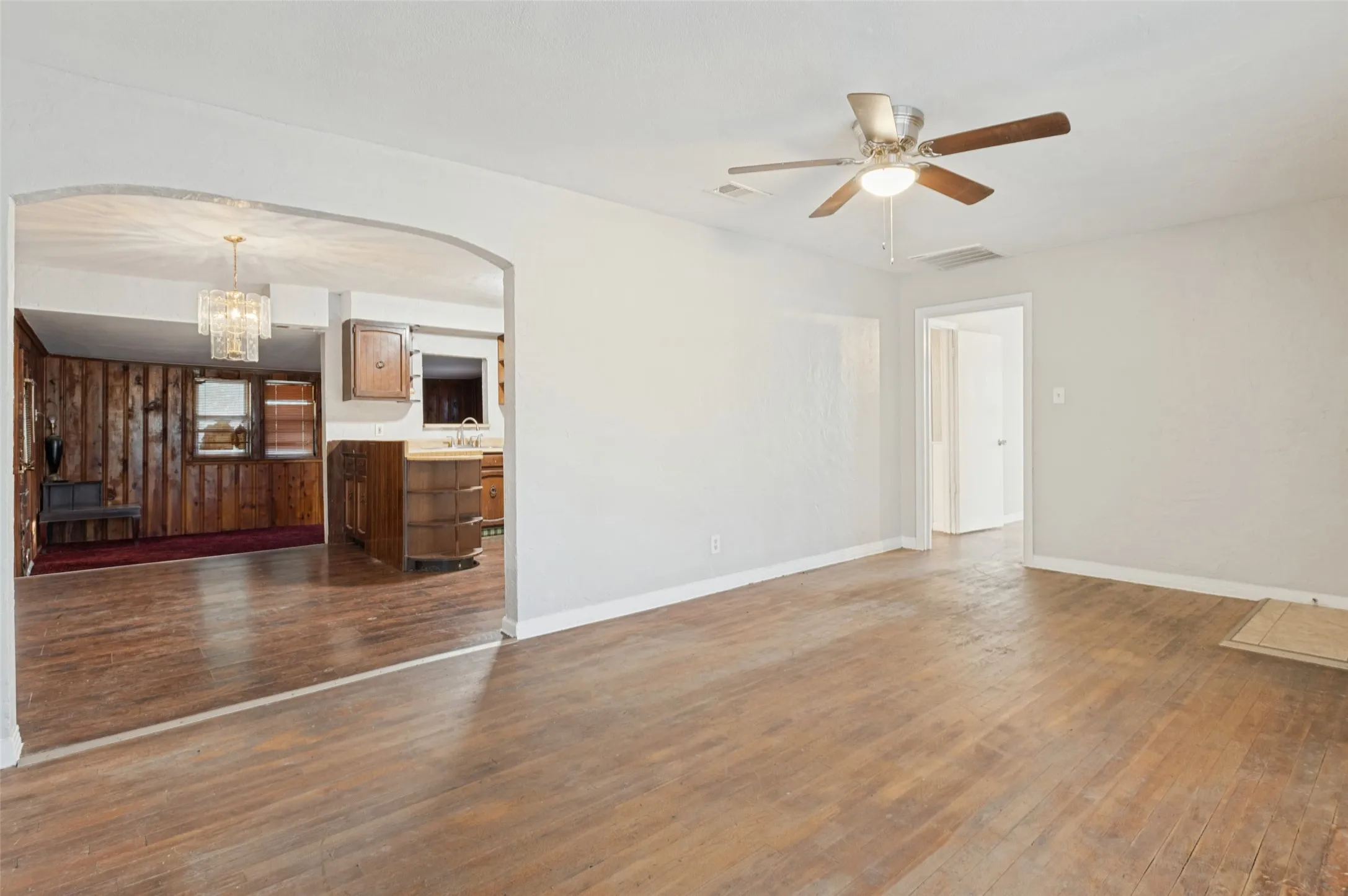 Single Family Residence For Sale in Dallas County , 2860 56th Street, Dallas, Texas 75241, 2 Bedroom, 1 Bathroom, 1 Garage spaces, 1,277 Sqft, built in 1940, mls#21389775, Real Estate Agent in Dallas, Homes For Sale in Dallas county, Homes For Sale in Dallas, Realtor in Dallas Texas, Real Estate Brokerage Independent Realty Texas, Luminita Cordes Realtor