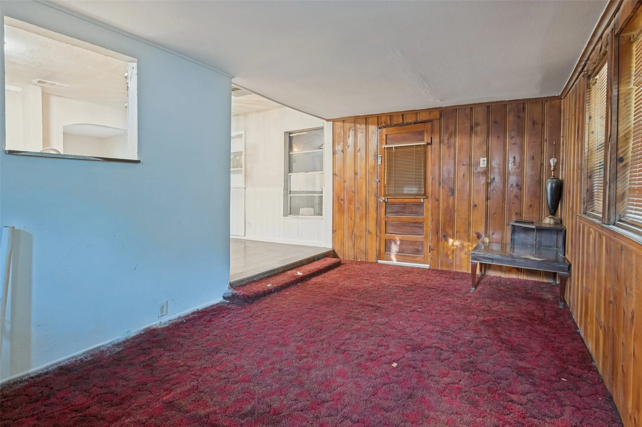 Single Family Residence For Sale in Dallas County , 2860 56th Street, Dallas, Texas 75241, 2 Bedroom, 1 Bathroom, 1 Garage spaces, 1,277 Sqft, built in 1940, mls#21389775, Real Estate Agent in Dallas, Homes For Sale in Dallas county, Homes For Sale in Dallas, Realtor in Dallas Texas, Real Estate Brokerage Independent Realty Texas, Luminita Cordes Realtor