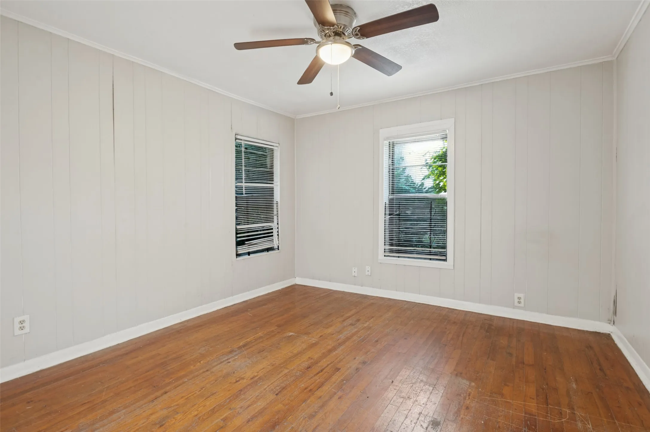 Single Family Residence For Sale in Dallas County , 2860 56th Street, Dallas, Texas 75241, 2 Bedroom, 1 Bathroom, 1 Garage spaces, 1,277 Sqft, built in 1940, mls#21389775, Real Estate Agent in Dallas, Homes For Sale in Dallas county, Homes For Sale in Dallas, Realtor in Dallas Texas, Real Estate Brokerage Independent Realty Texas, Luminita Cordes Realtor