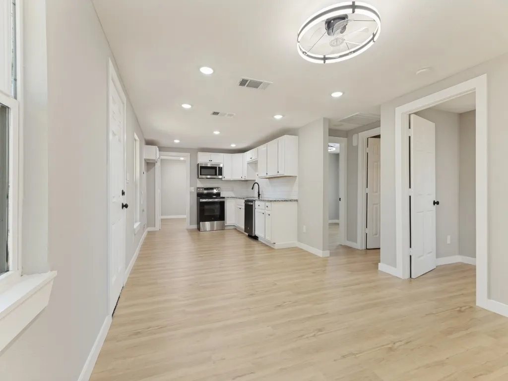 Single Family Residence For Sale in Tarrant County , 5217 Landino Street, Sansom Park, Texas 76114, 3 Bedroom, 2 Bathroom, Garage spaces, 866 Sqft, built in 1952, mls#21389585, Real Estate Agent in Sansom Park, Homes For Sale in Tarrant county, Homes For Sale in Sansom Park, Realtor in Sansom Park Texas, Real Estate Brokerage Independent Realty Texas, Luminita Cordes Realtor