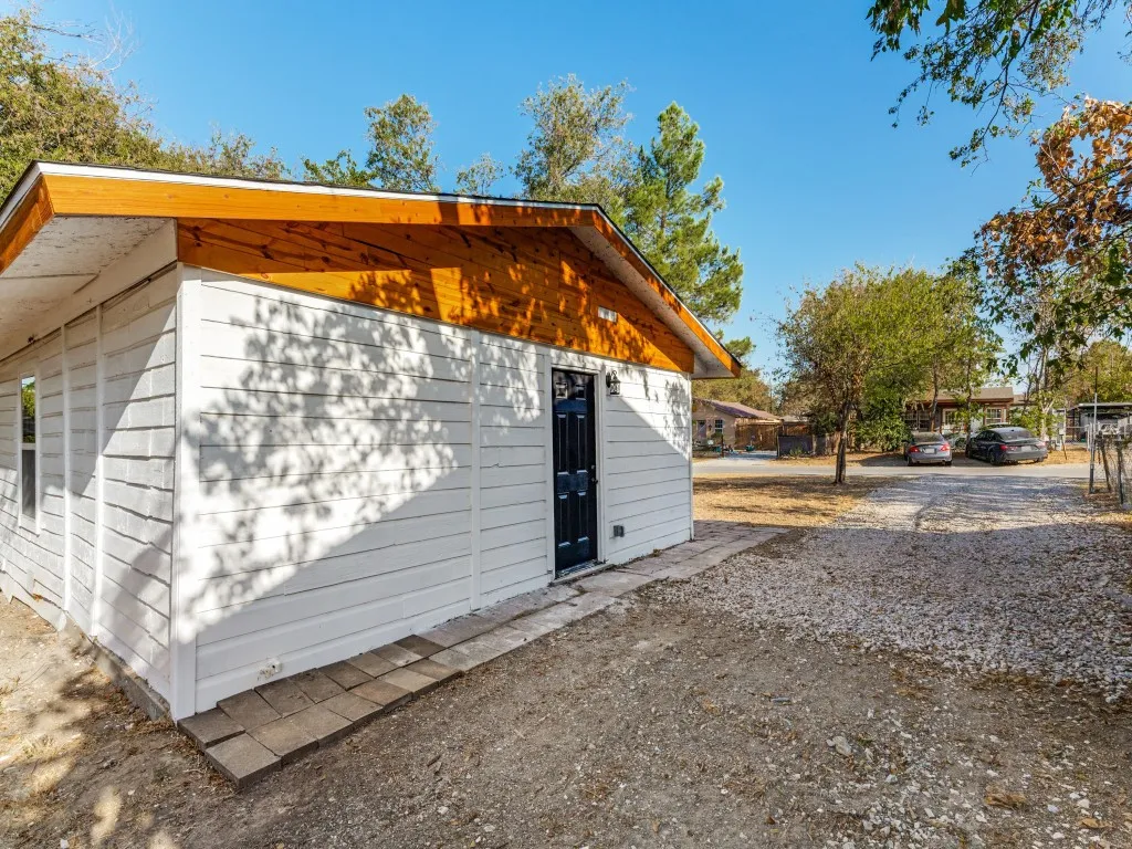 Single Family Residence For Sale in Tarrant County , 5217 Landino Street, Sansom Park, Texas 76114, 3 Bedroom, 2 Bathroom, Garage spaces, 866 Sqft, built in 1952, mls#21389585, Real Estate Agent in Sansom Park, Homes For Sale in Tarrant county, Homes For Sale in Sansom Park, Realtor in Sansom Park Texas, Real Estate Brokerage Independent Realty Texas, Luminita Cordes Realtor