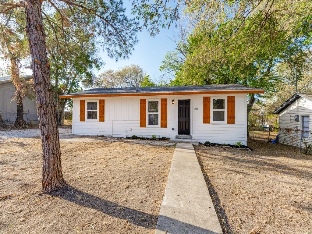 Single Family Residence For Sale in Tarrant County , 5217 Landino Street, Sansom Park, Texas 76114, 3 Bedroom, 2 Bathroom, Garage spaces, 866 Sqft, built in 1952, mls#21389585, Real Estate Agent in Sansom Park, Homes For Sale in Tarrant county, Homes For Sale in Sansom Park, Realtor in Sansom Park Texas, Real Estate Brokerage Independent Realty Texas, Luminita Cordes Realtor