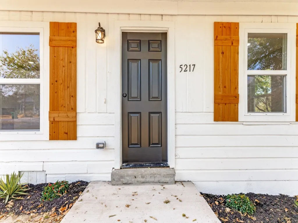 Single Family Residence For Sale in Tarrant County , 5217 Landino Street, Sansom Park, Texas 76114, 3 Bedroom, 2 Bathroom, Garage spaces, 866 Sqft, built in 1952, mls#21389585, Real Estate Agent in Sansom Park, Homes For Sale in Tarrant county, Homes For Sale in Sansom Park, Realtor in Sansom Park Texas, Real Estate Brokerage Independent Realty Texas, Luminita Cordes Realtor