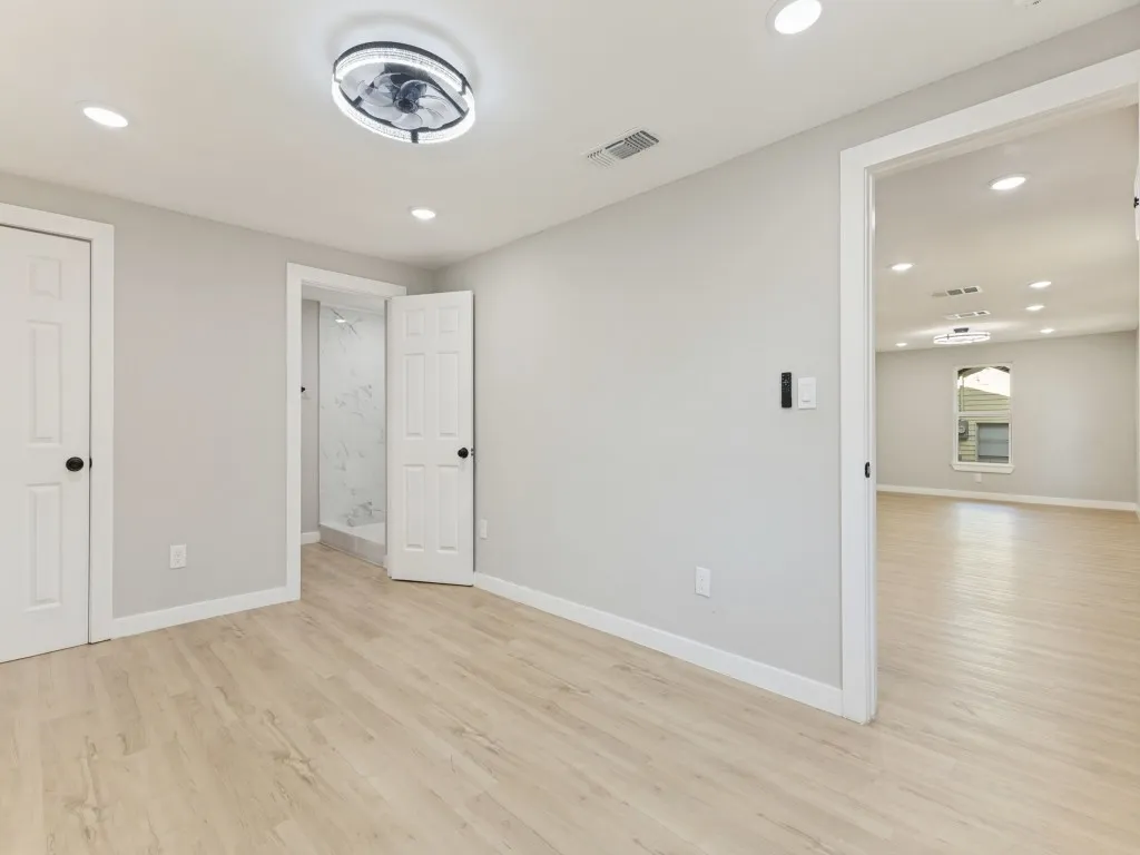 Single Family Residence For Sale in Tarrant County , 5217 Landino Street, Sansom Park, Texas 76114, 3 Bedroom, 2 Bathroom, Garage spaces, 866 Sqft, built in 1952, mls#21389585, Real Estate Agent in Sansom Park, Homes For Sale in Tarrant county, Homes For Sale in Sansom Park, Realtor in Sansom Park Texas, Real Estate Brokerage Independent Realty Texas, Luminita Cordes Realtor