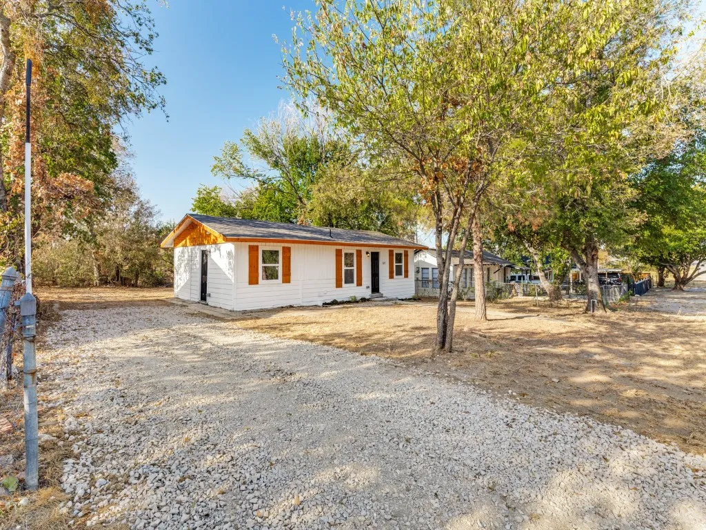 Single Family Residence For Sale in Tarrant County , 5217 Landino Street, Sansom Park, Texas 76114, 3 Bedroom, 2 Bathroom, Garage spaces, 866 Sqft, built in 1952, mls#21389585, Real Estate Agent in Sansom Park, Homes For Sale in Tarrant county, Homes For Sale in Sansom Park, Realtor in Sansom Park Texas, Real Estate Brokerage Independent Realty Texas, Luminita Cordes Realtor