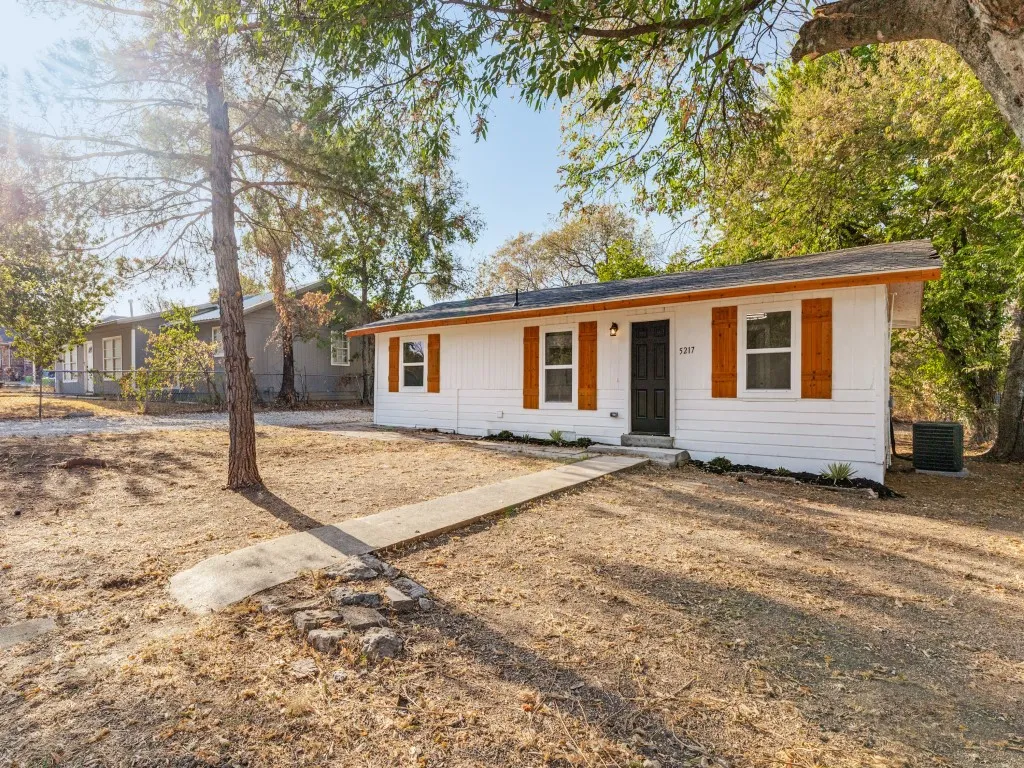 Single Family Residence For Sale in Tarrant County , 5217 Landino Street, Sansom Park, Texas 76114, 3 Bedroom, 2 Bathroom, Garage spaces, 866 Sqft, built in 1952, mls#21389585, Real Estate Agent in Sansom Park, Homes For Sale in Tarrant county, Homes For Sale in Sansom Park, Realtor in Sansom Park Texas, Real Estate Brokerage Independent Realty Texas, Luminita Cordes Realtor