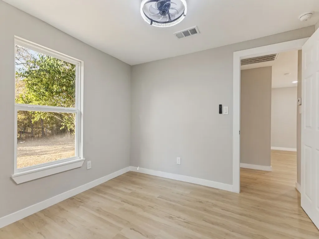 Single Family Residence For Sale in Tarrant County , 5217 Landino Street, Sansom Park, Texas 76114, 3 Bedroom, 2 Bathroom, Garage spaces, 866 Sqft, built in 1952, mls#21389585, Real Estate Agent in Sansom Park, Homes For Sale in Tarrant county, Homes For Sale in Sansom Park, Realtor in Sansom Park Texas, Real Estate Brokerage Independent Realty Texas, Luminita Cordes Realtor