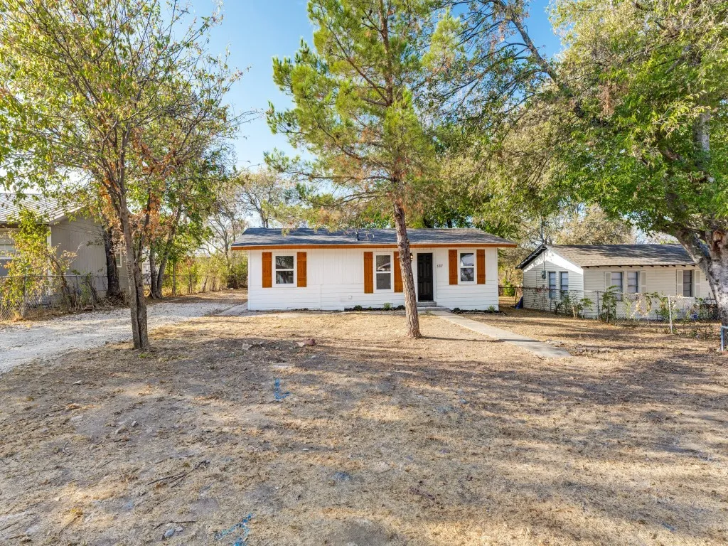 Single Family Residence For Sale in Tarrant County , 5217 Landino Street, Sansom Park, Texas 76114, 3 Bedroom, 2 Bathroom, Garage spaces, 866 Sqft, built in 1952, mls#21389585, Real Estate Agent in Sansom Park, Homes For Sale in Tarrant county, Homes For Sale in Sansom Park, Realtor in Sansom Park Texas, Real Estate Brokerage Independent Realty Texas, Luminita Cordes Realtor