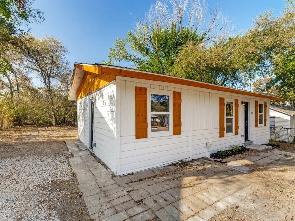 Single Family Residence For Sale in Tarrant County , 5217 Landino Street, Sansom Park, Texas 76114, 3 Bedroom, 2 Bathroom, Garage spaces, 866 Sqft, built in 1952, mls#21389585, Real Estate Agent in Sansom Park, Homes For Sale in Tarrant county, Homes For Sale in Sansom Park, Realtor in Sansom Park Texas, Real Estate Brokerage Independent Realty Texas, Luminita Cordes Realtor